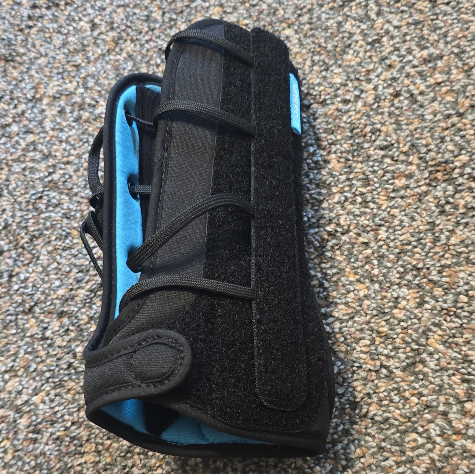 Össur Formfit Universal Wrist Brace Support, Right, Universal, Black/Blue