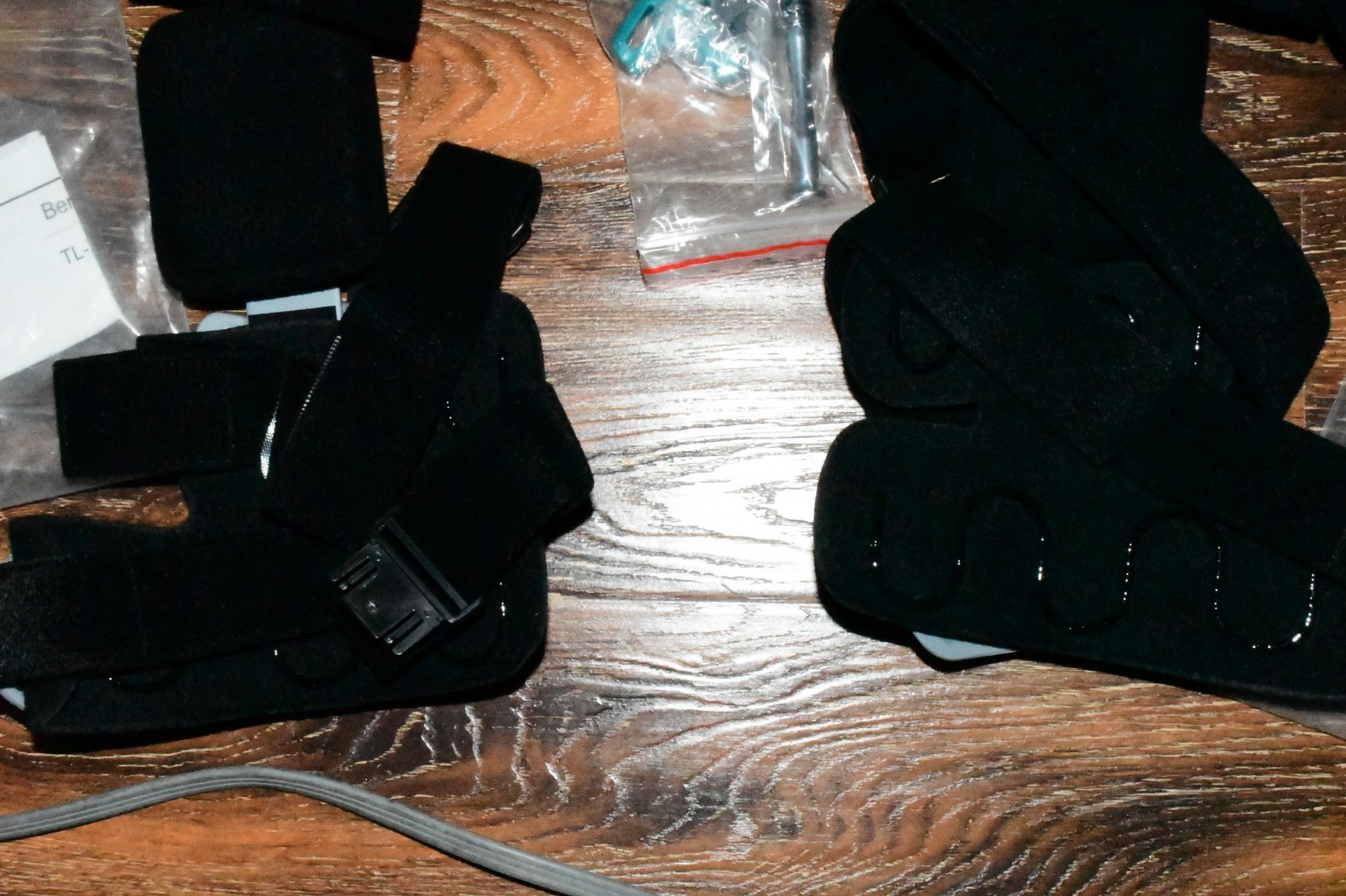 LOT OF 2 BENTLEY TL-51 UNIVERSAL KNEE BRACE 1 LEFT , 1 Right UNIVERSAL NEW 517a