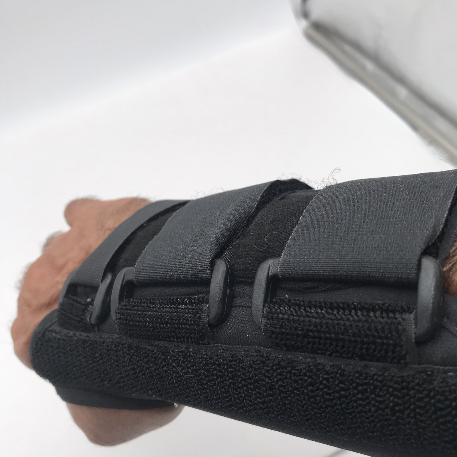 Formfit Small Adjustable Wrist Brace for Stabilization, Black/Blue