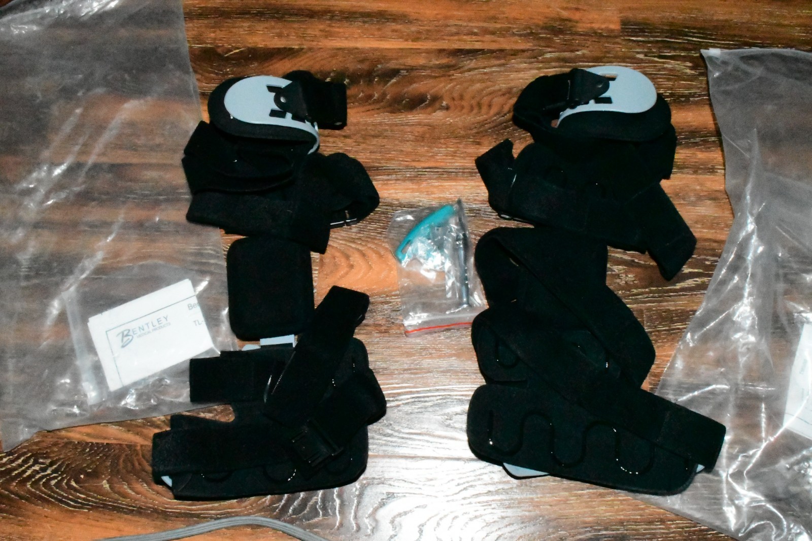 LOT OF 2 BENTLEY TL-51 UNIVERSAL KNEE BRACE 1 LEFT , 1 Right UNIVERSAL NEW 517a