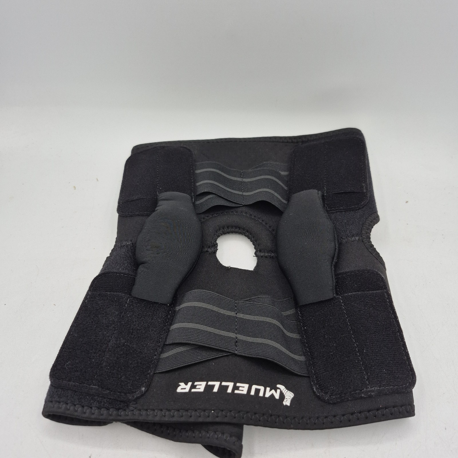 MUELLER Adjustable Self-Adjusting Hinged Knee Brace Openbox