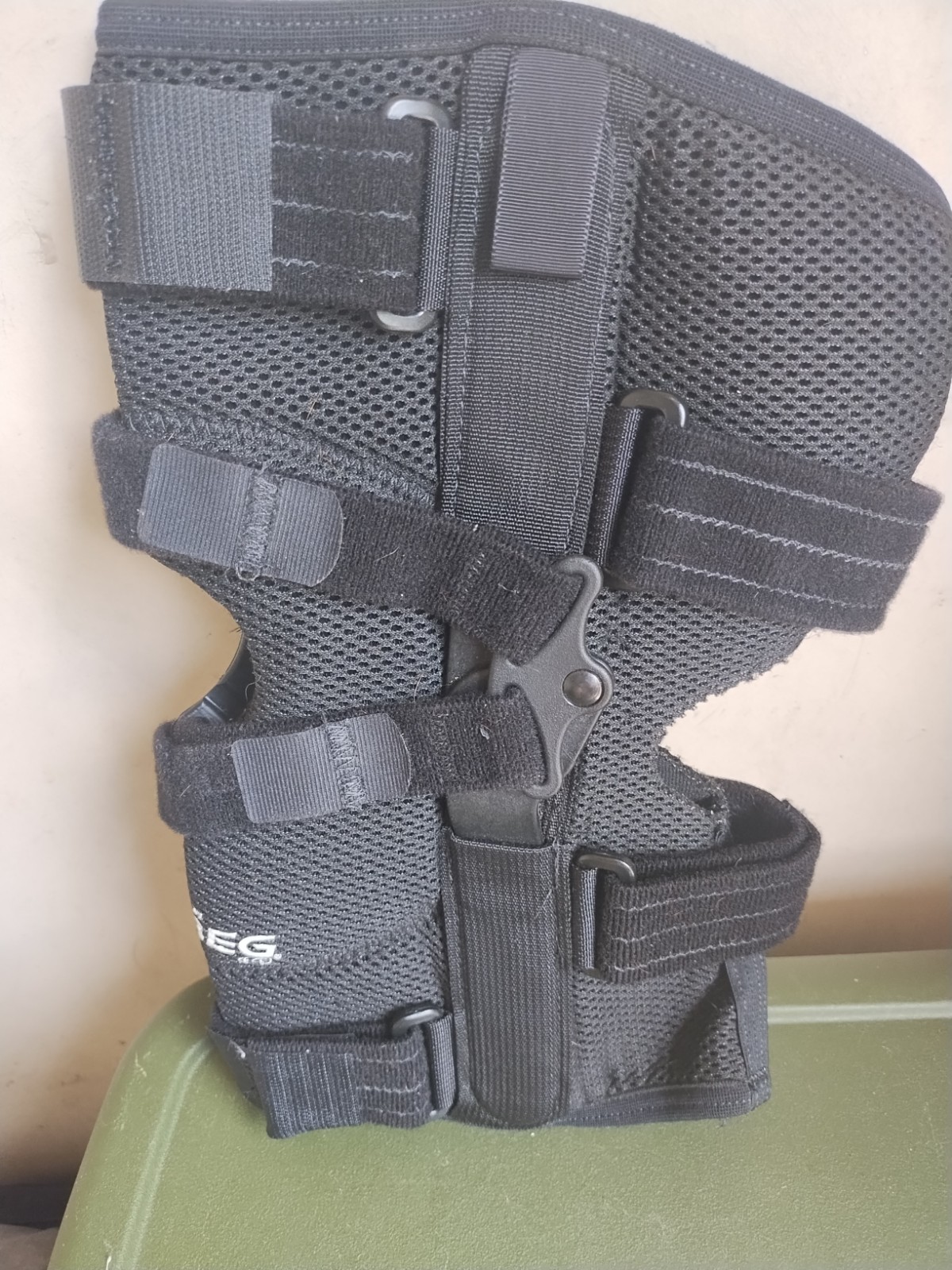 BREG (14201) Knee Brace Patellar Tracking Orthosis Size Large Right Side AirMesh