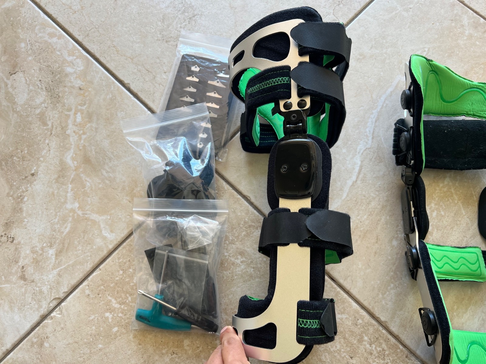 Range of Motion Knee Brace (right OR left, Medium size).
