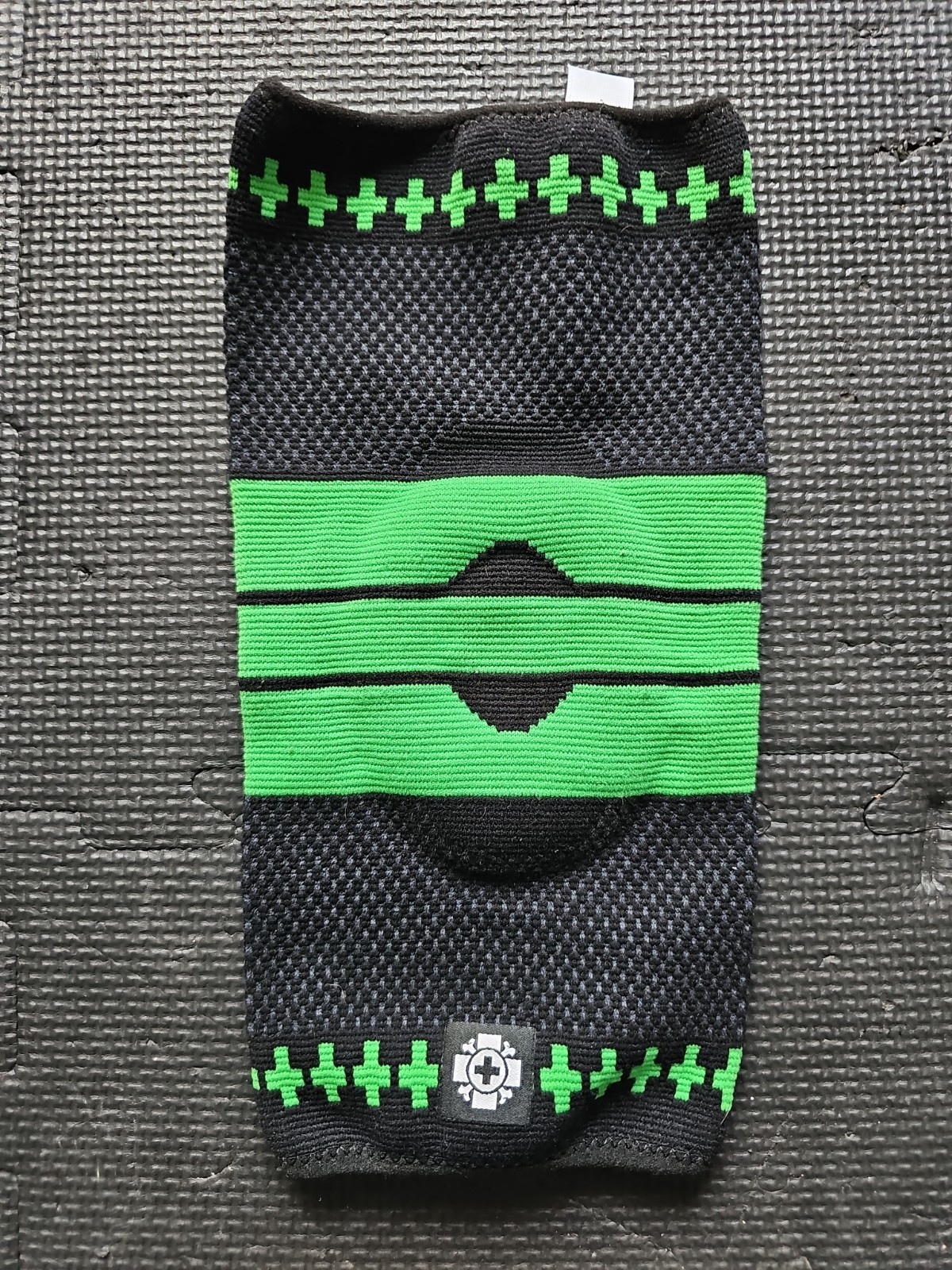 Old Bones Big Bones Knee Brace Support Sleeve, Black/Green, Size Medium Clean