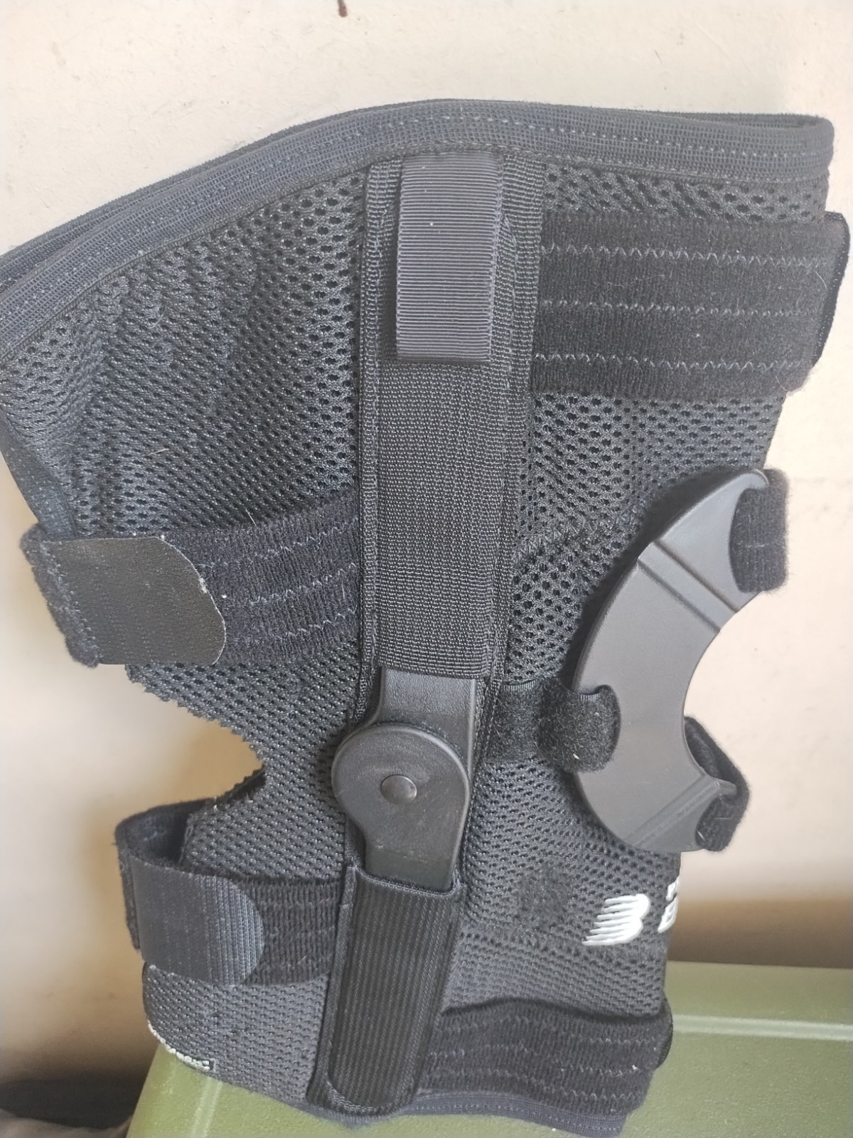 BREG (14201) Knee Brace Patellar Tracking Orthosis Size Large Right Side AirMesh