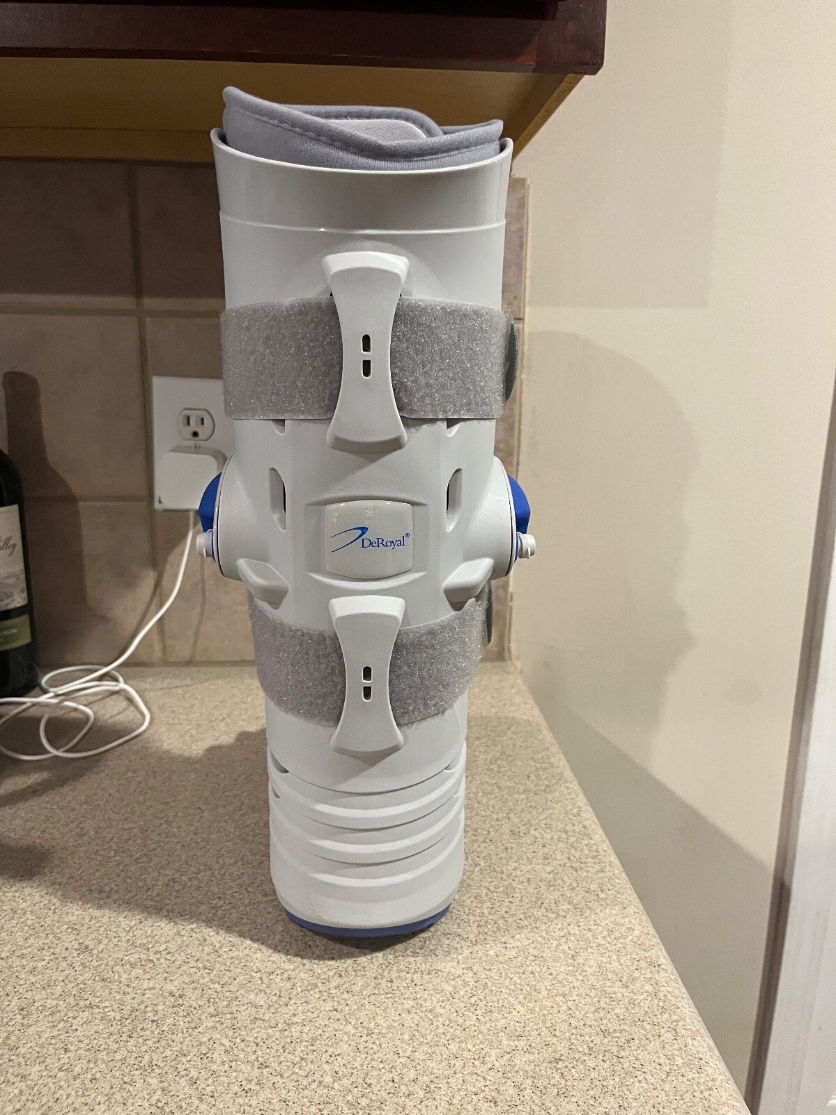 DeRoyal MEDIUM Full Shell Walker Boot w/Air Pumps – Stabilization