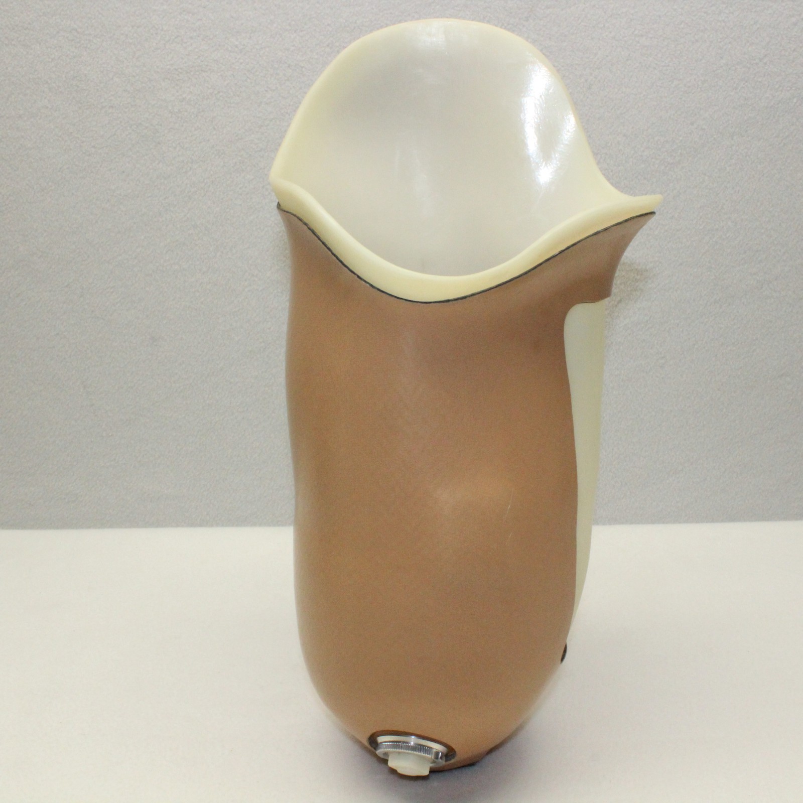 ABOVE KNEE PROSTHETIC RIGHT LEG SOCKET SYSTEM w/ VACUUM VALVE ~ W=5-6″ H=12-16″