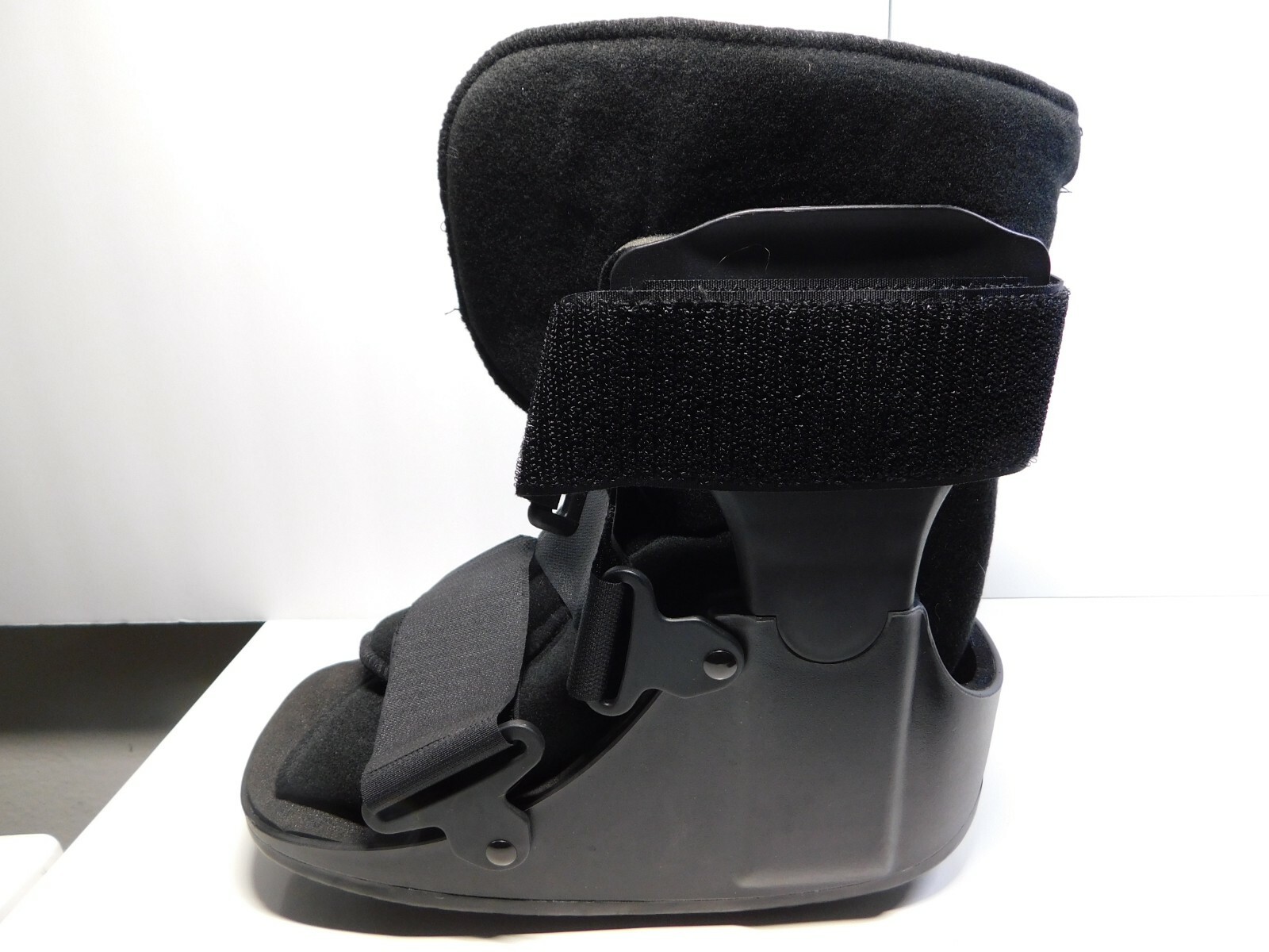 United Ortho USA14013 Short Cam Walker Fracture Boot, Small, Black