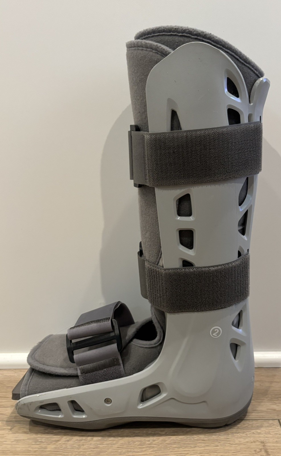 Aircast Walking Boot Size Medium – SoftStrike Pneumatic Walker Brace – EUC