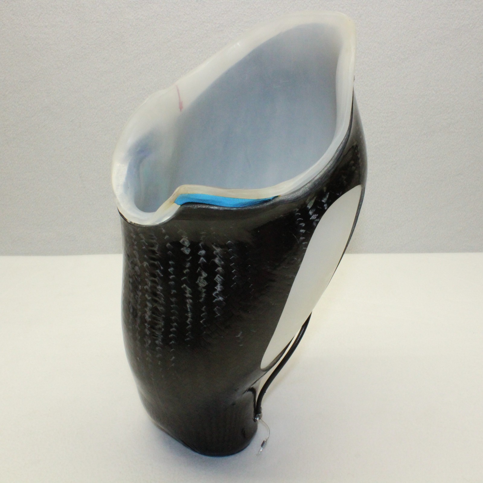 ABOVE KNEE CARBON FIBER PROSTHETIC LEFT LEG SOCKET OSSUR DISTAL~ W=6-7″ H=10-15″