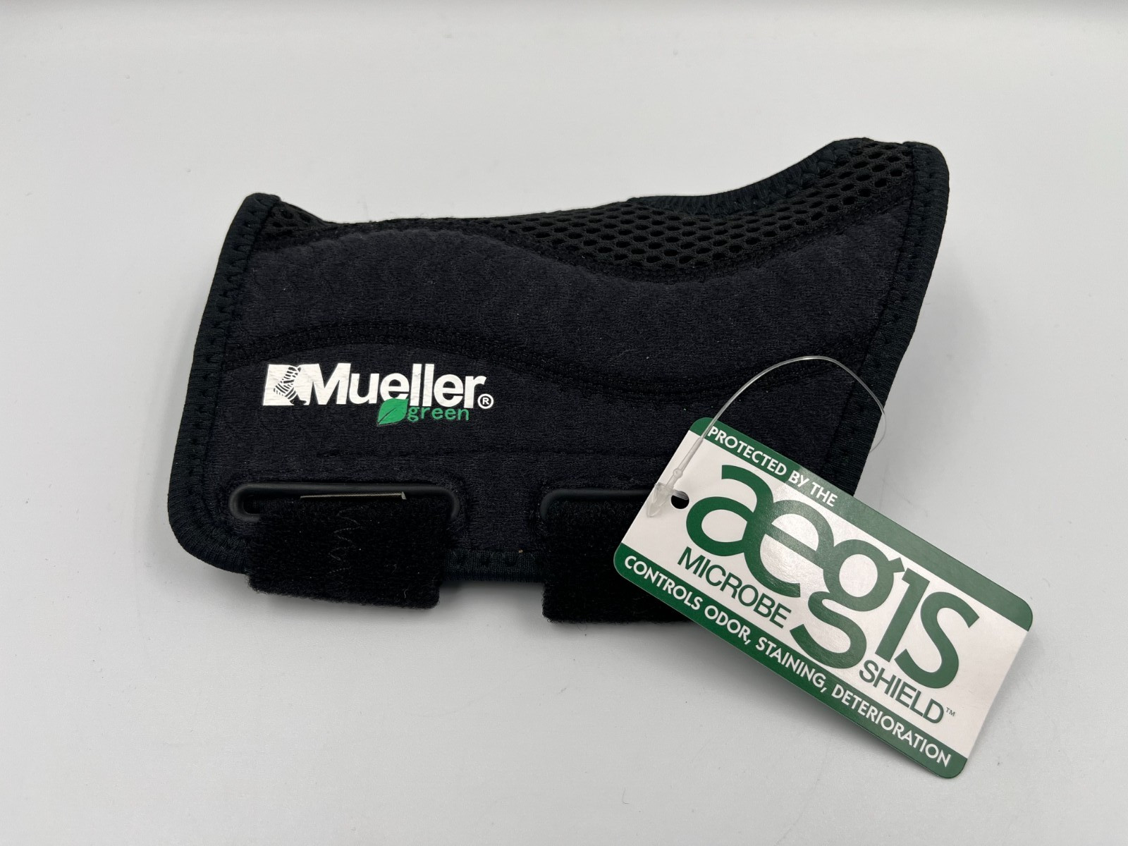 Mueller Green Fitted Wrist Brace Right Hand, Small/Medium (5”-8” Wrist) – Black