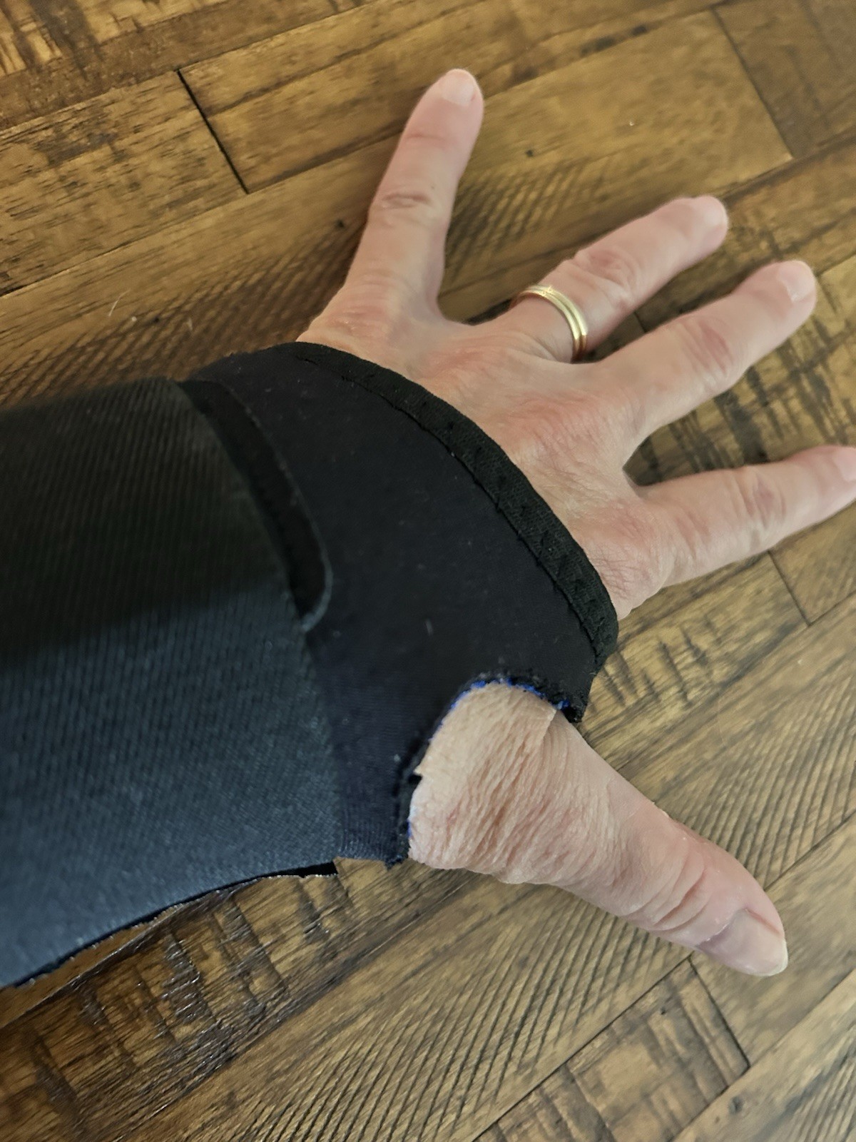 VALEO Ambidextrous Wrist Wrap, Sturdy support for Repetitive Lifting And Work.