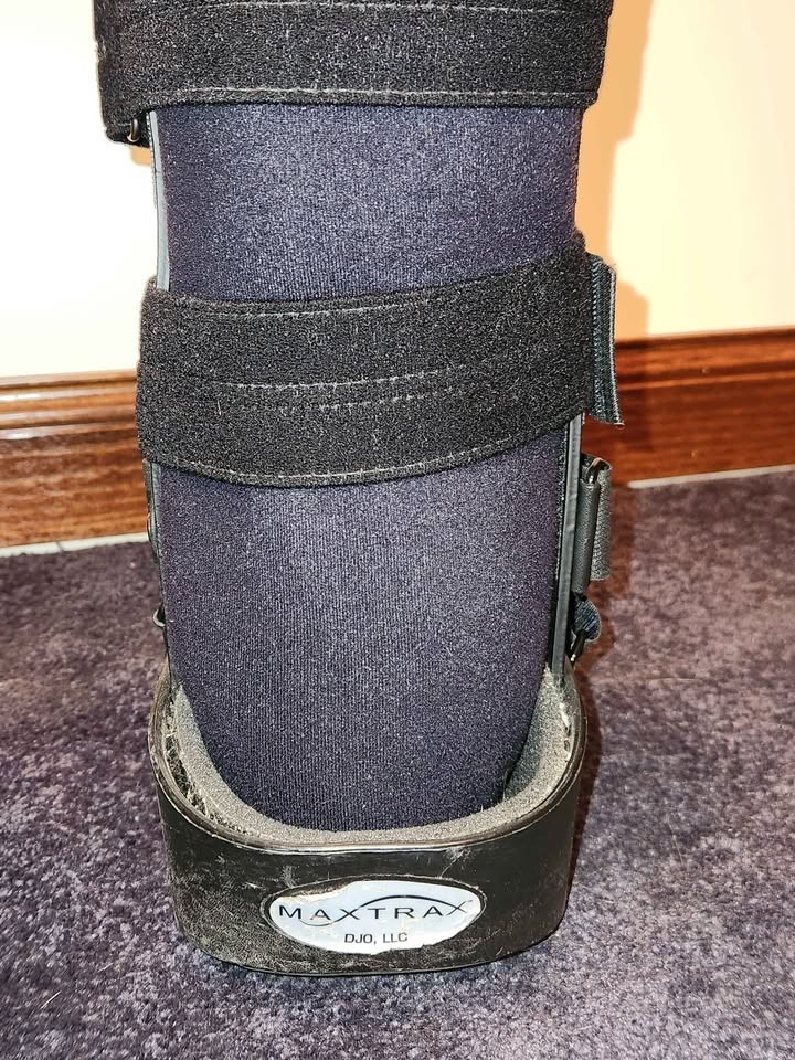 Maxtrax DonJoy Orthopedics Walking Boot Ankle Medium Adjustable by Inflating.