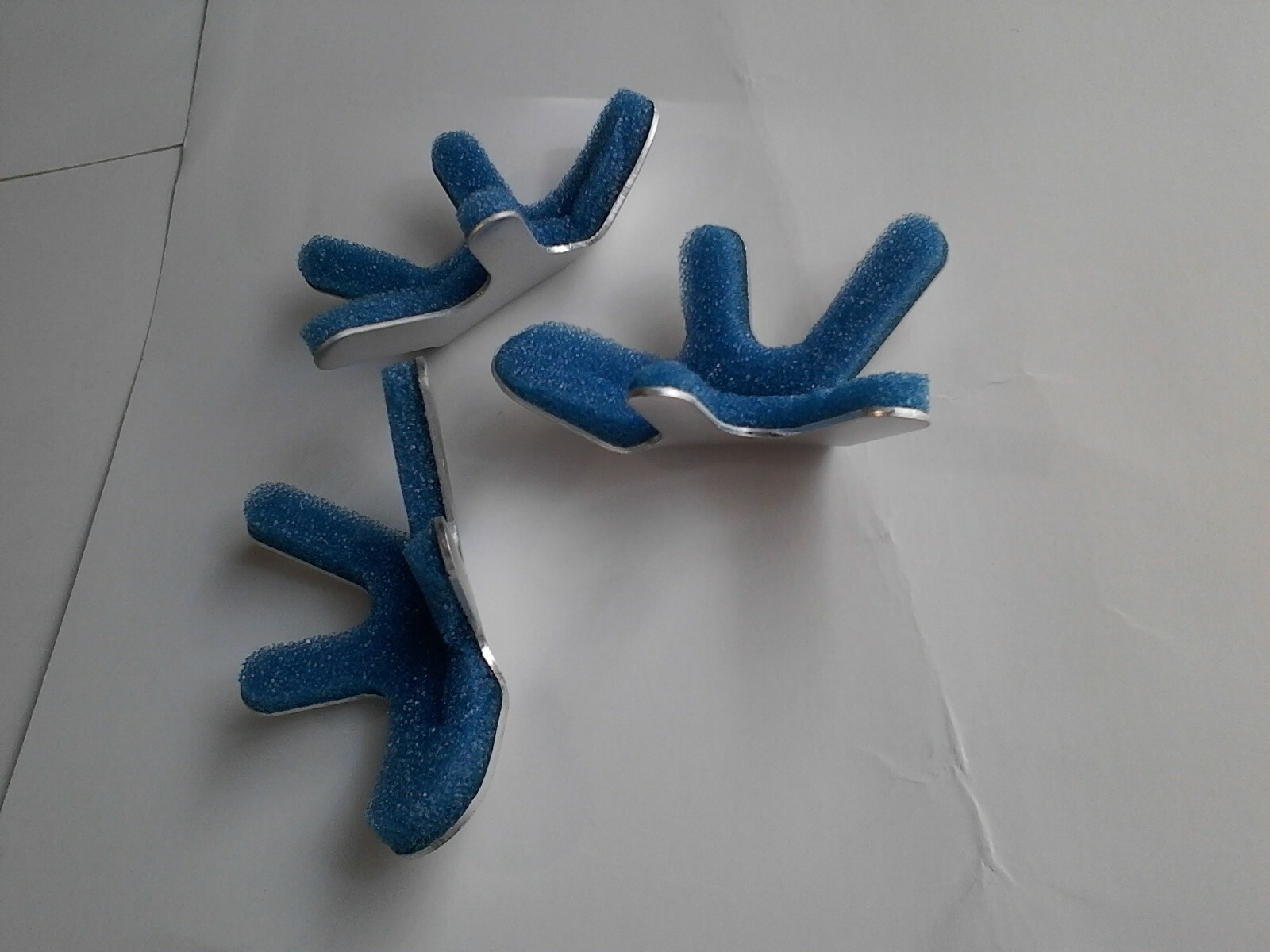 (Bundle!) 11 Frog/Toad Style Aluminum Finger Splints (Blue Foam) – (Never Used!)