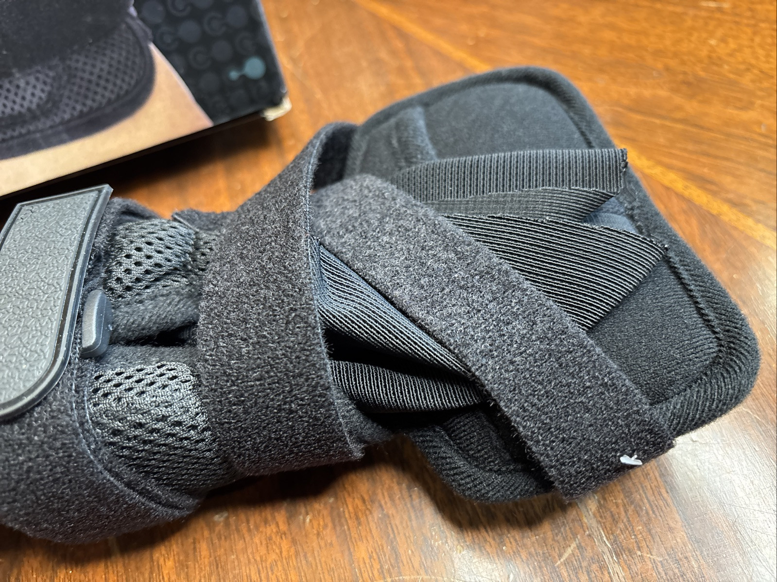 New Open Box – CORETECH 916 Left/Right Universal Wrist Brace/Splint – Black