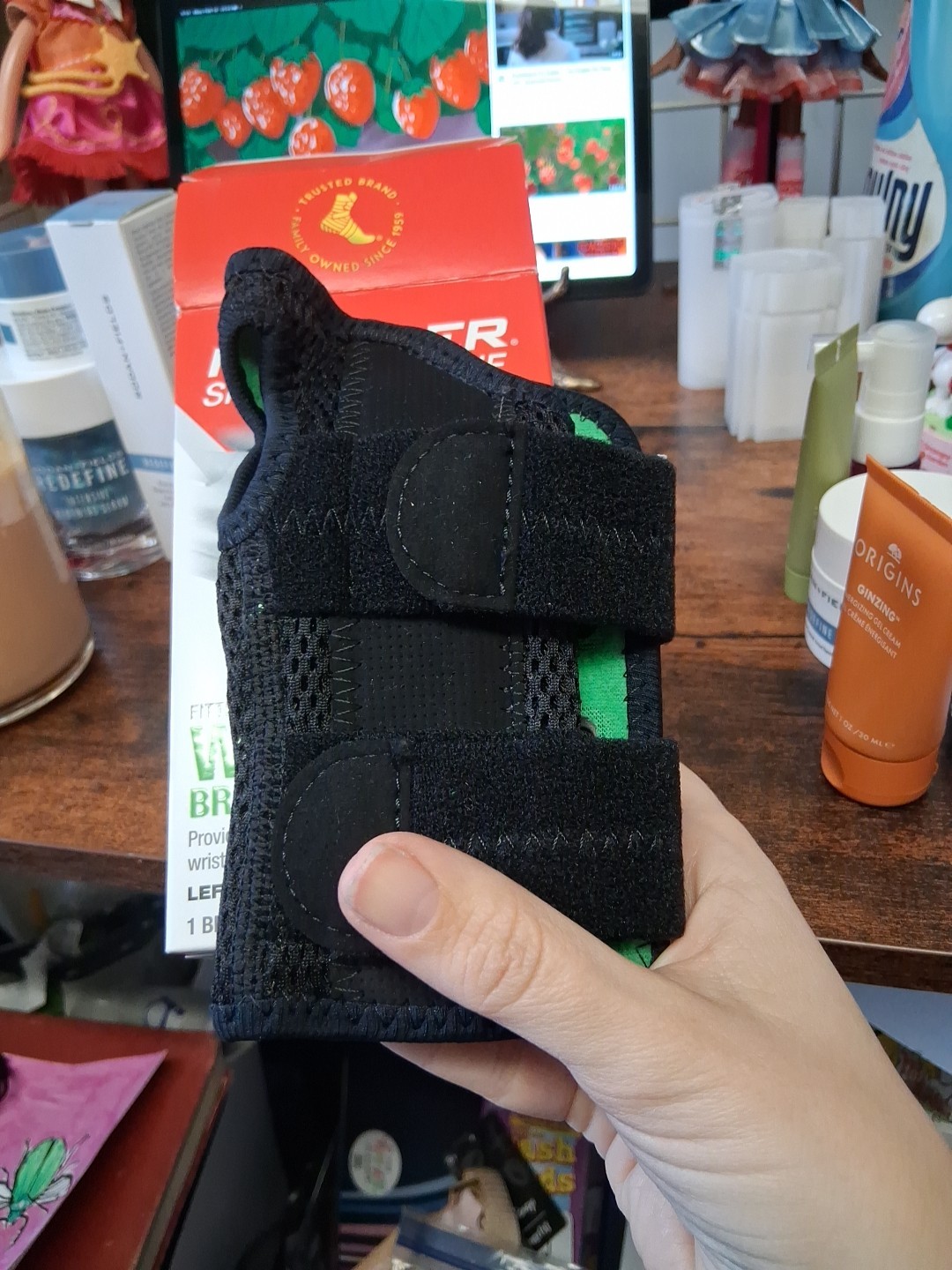 Mueller Sports Medicine Fitted Wrist Brace LEFT One Size Fits Most Max Support