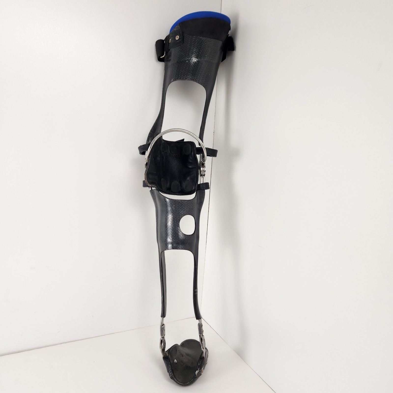 KAFO Knee Ankle Foot Orthosis Brace Right Leg Hinged Carbon Fiber Molded Sm 32″