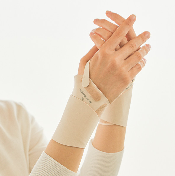 Postpartum Wrist Brace for New Moms, Adjustable Thumb-Free Support Band