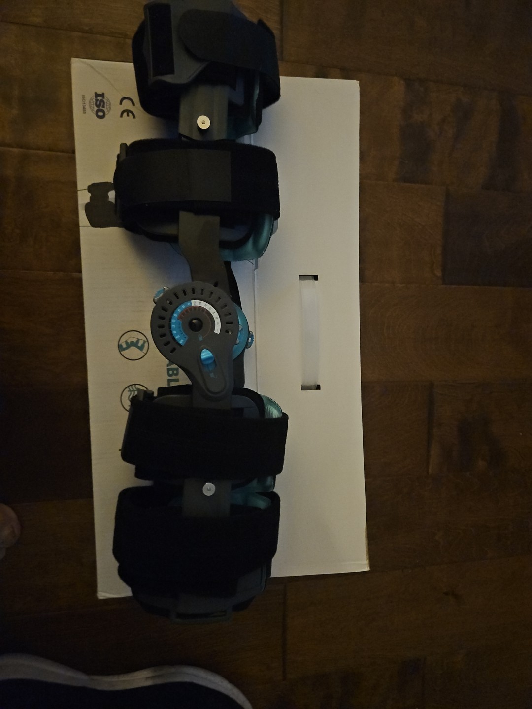 REAQER ADJUSTABLE KNEE BRACE