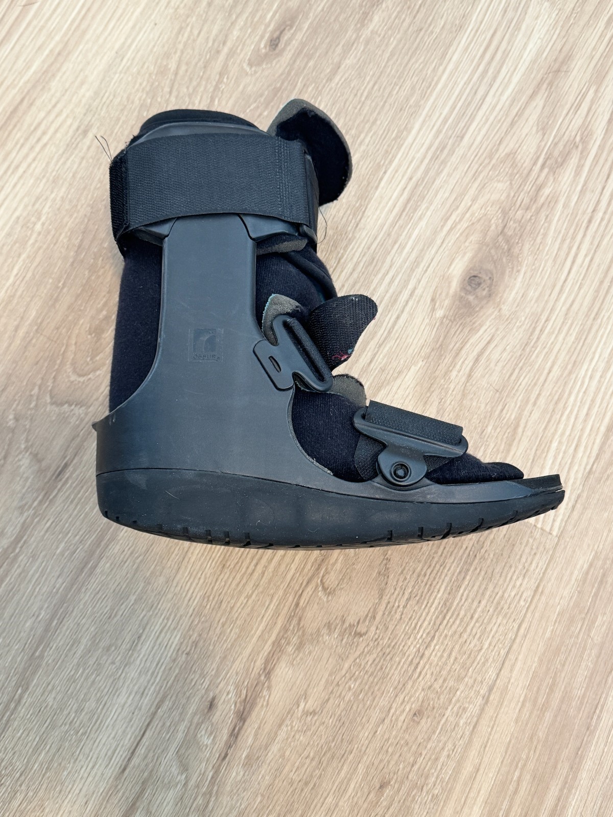 Ossur Formfit Walker Low Top SM Black Boot (W0500BLK)