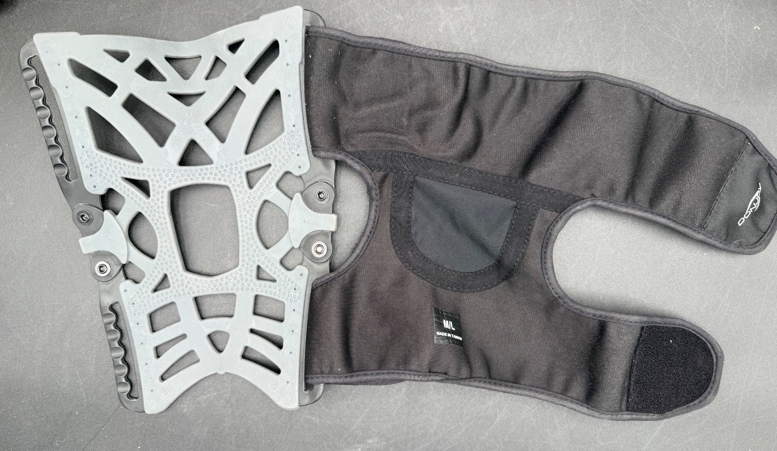DonJoy Reaction Web Knee Brace Size M/L Lightweight Flexibility