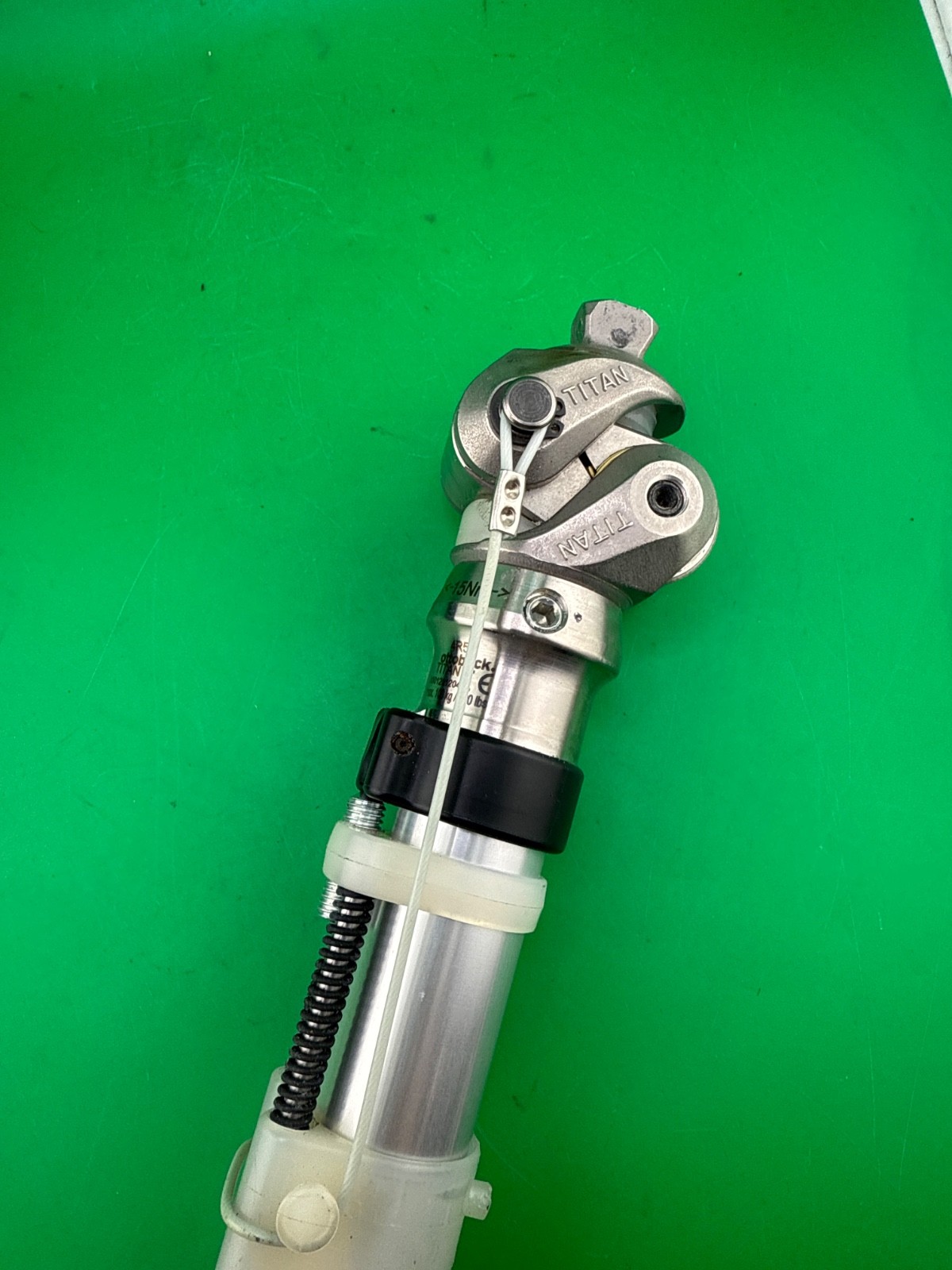OTTOBOCK Otto Bock 3r49 Prosthetic Knee. W/ Pylon and cover. excellent cond