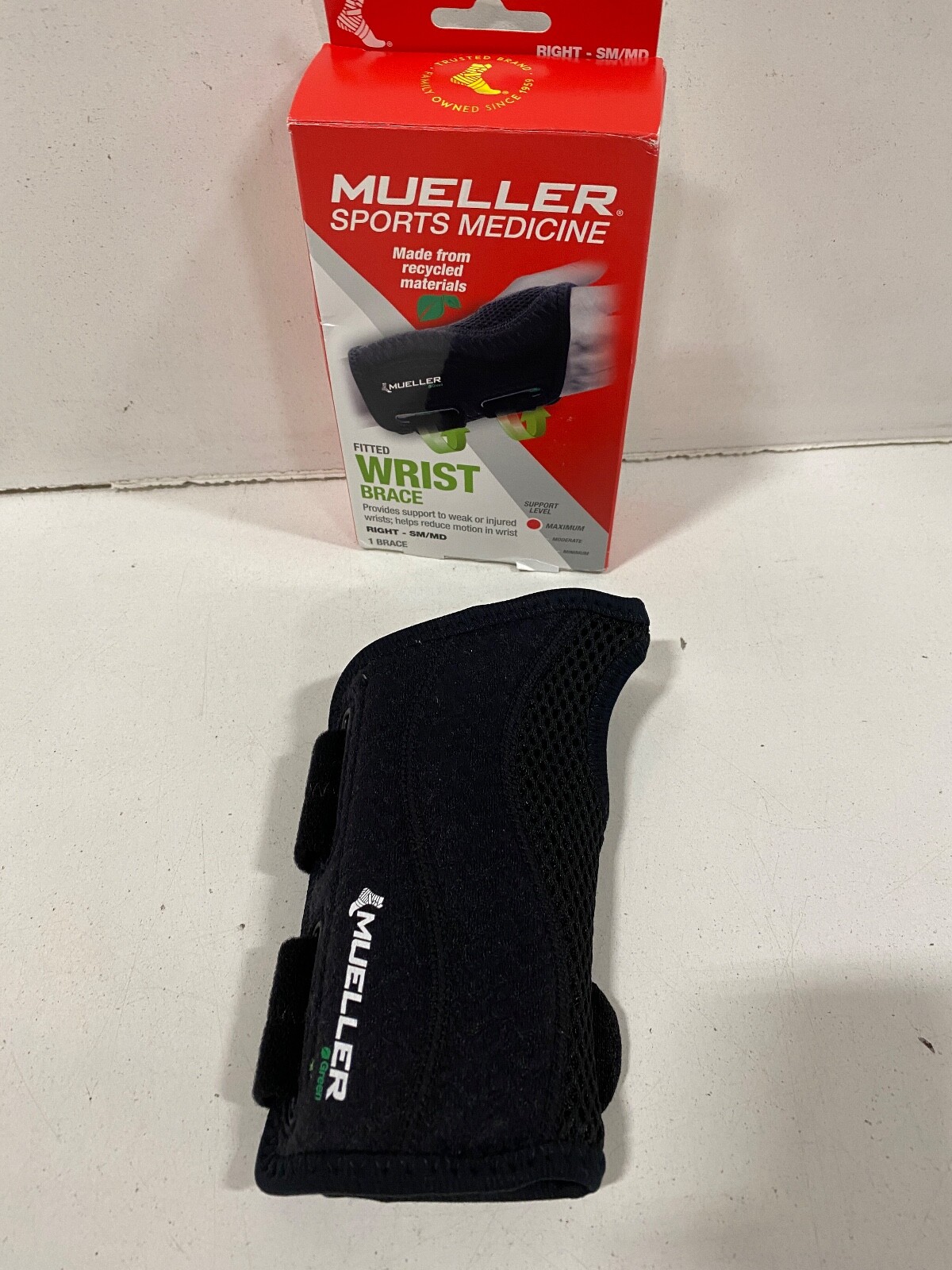 Mueller Sports Medicine Wrist Brace Fitted Maximum Support Right Hand SM/MD