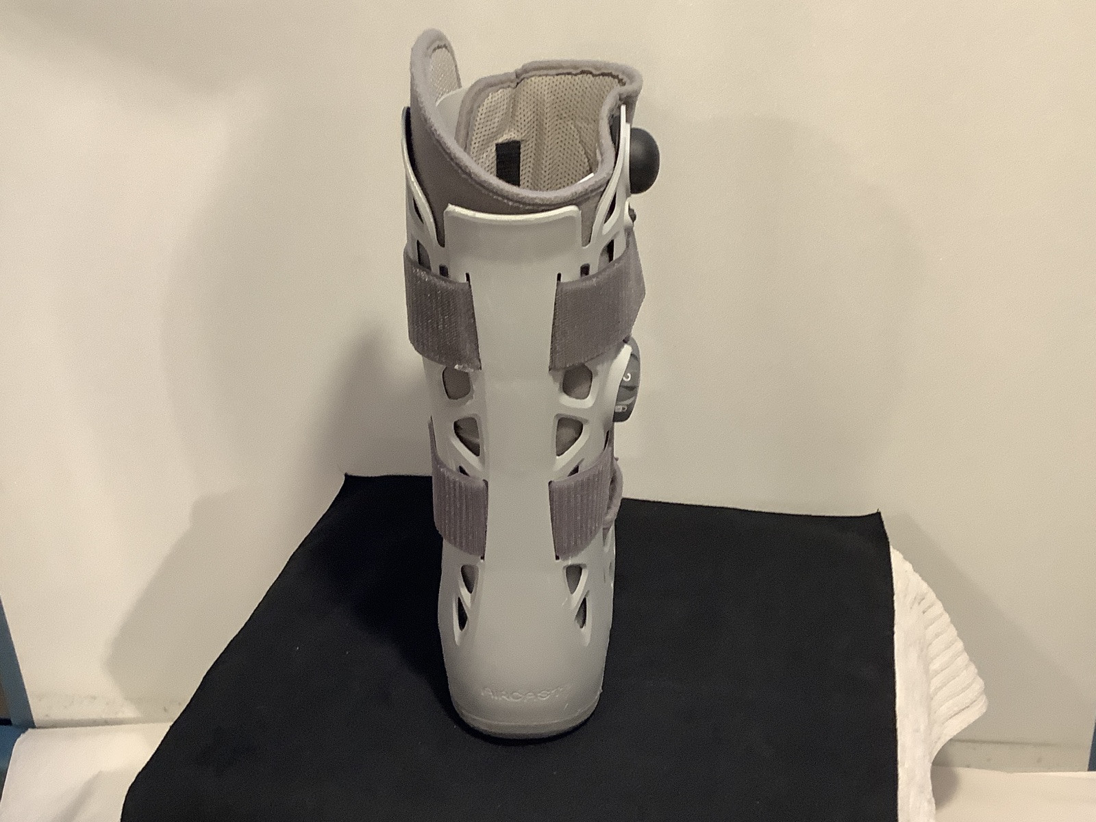 Aircast Softstrike Walking Post Surgical Boot Air Bag Pump Walking Cast DJO – Sm