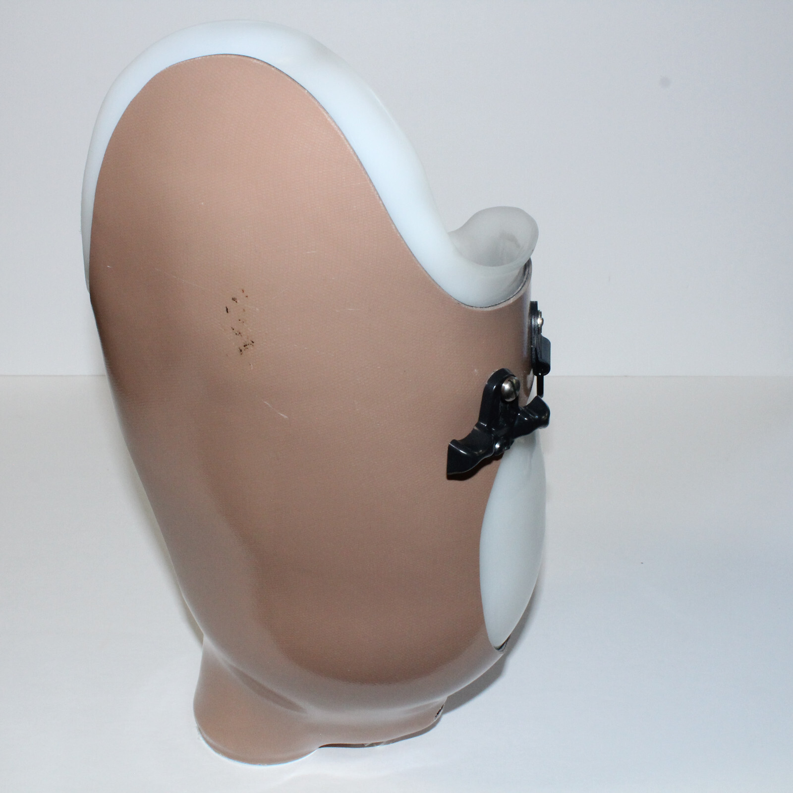 PROSTHETIC RIGHT LEG OFFSET ABOVE KNEE SOCKET OSSUR MOUNTING PLATE H=14½” D=6-7″