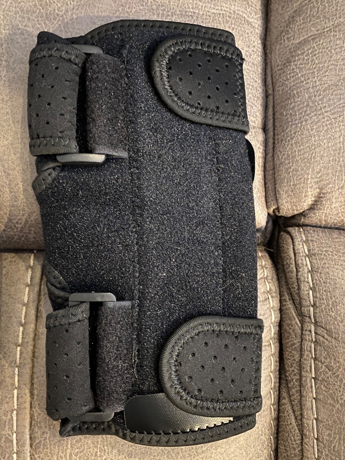 Elbow support brace with 2 metal stabilizers (removable). Adjustable sizing.