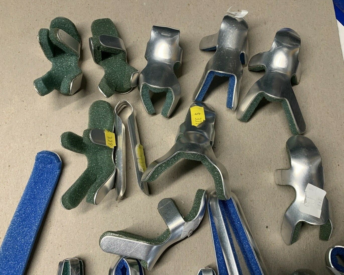 (30) Assorted Style Finger Splint & Protectors, Left or Right Hand