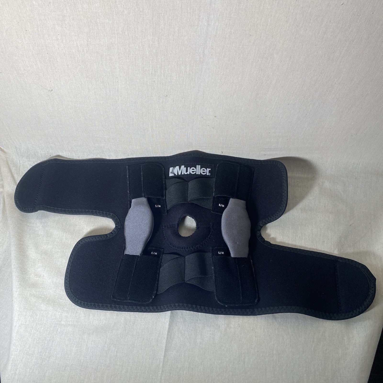 MUELLER SPORT CARE ADJUSTABLE HINGED BLACK KNEE BRACE ONE SIZE FITS MOST 13”-21”