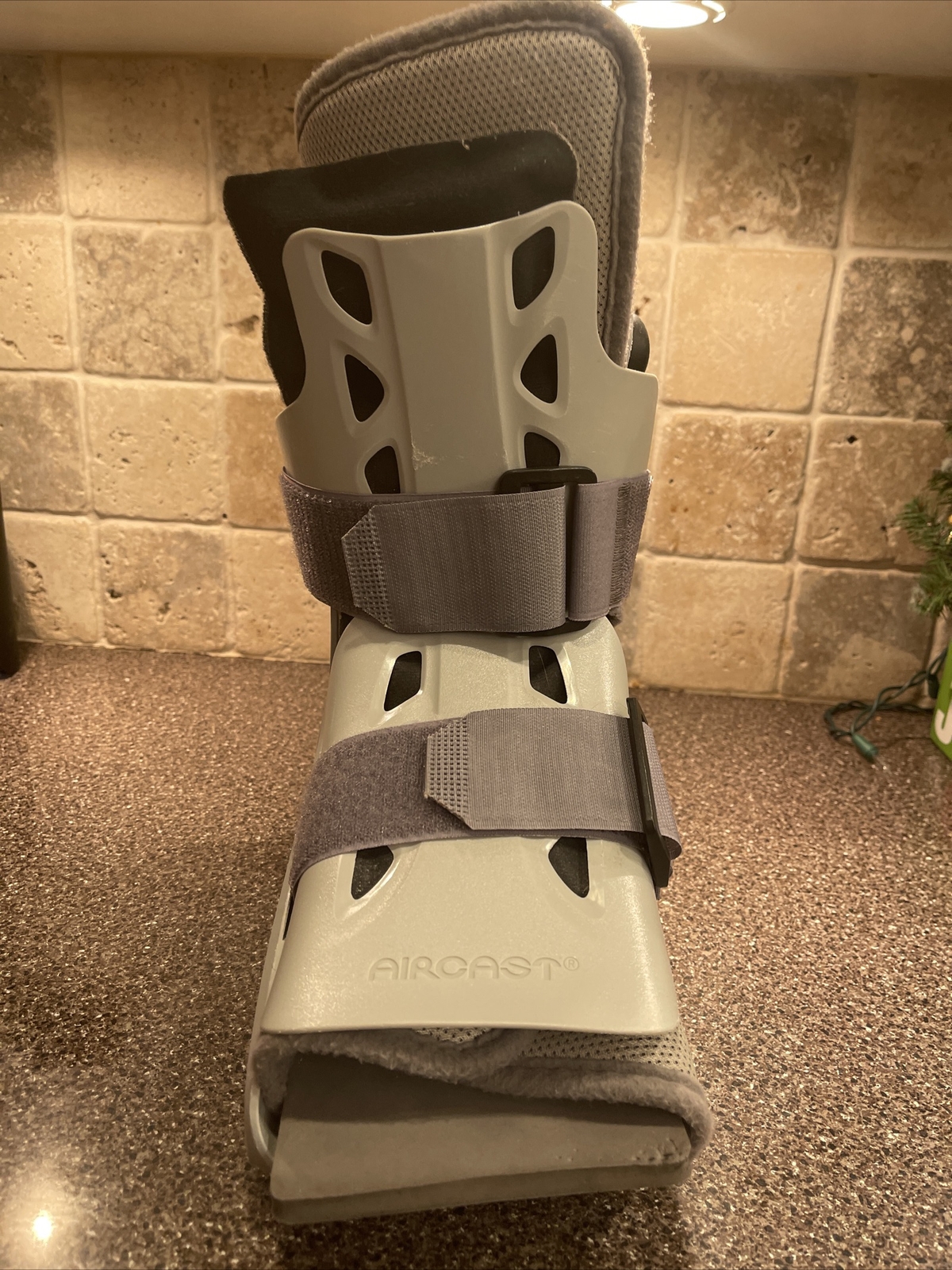 AirCast Soft Strike Walking Pneumatic Pump Boot Walking Cast Size Medium