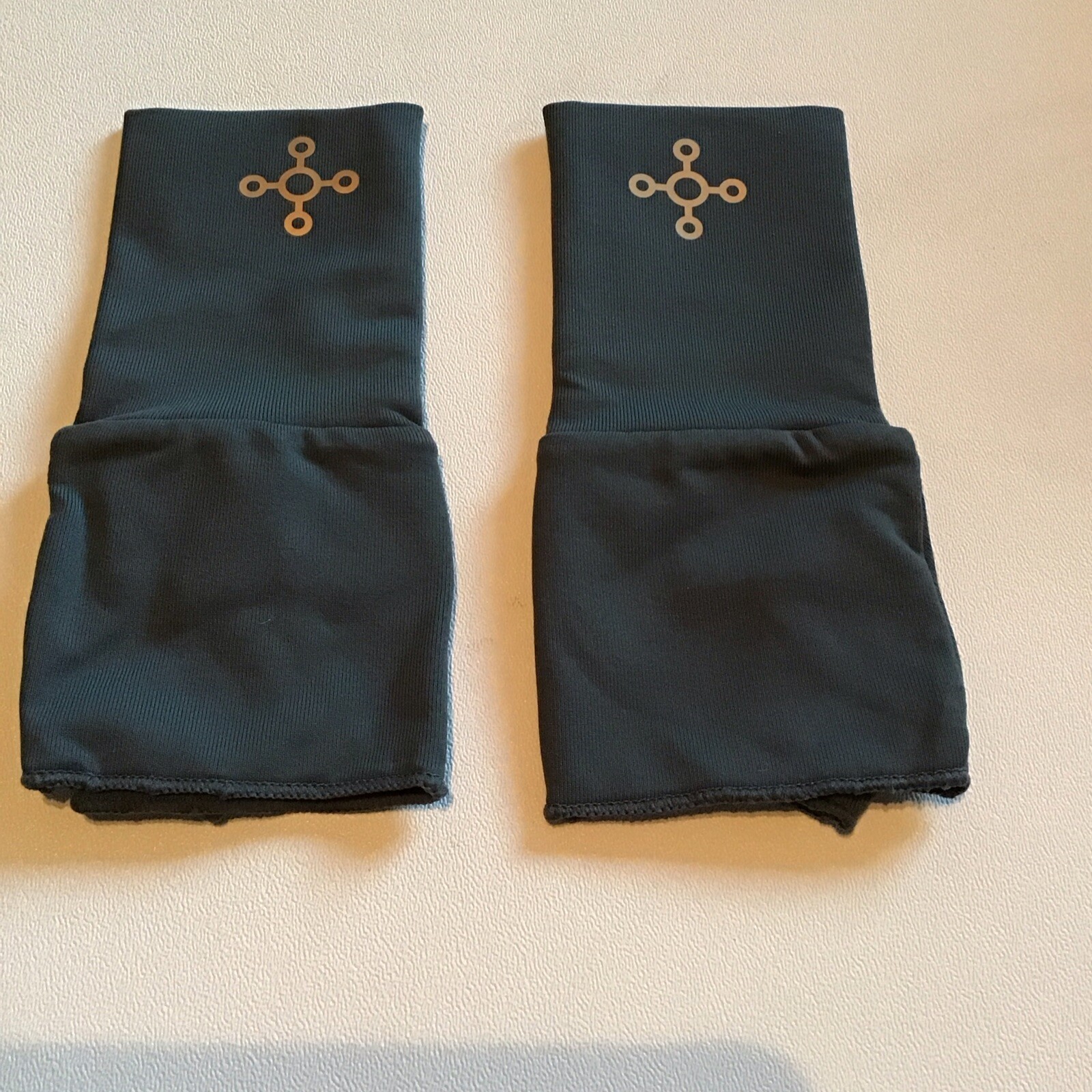 Tommie Copper Recovery Wrist Sleeves With Palm Size Medium Dove Grey