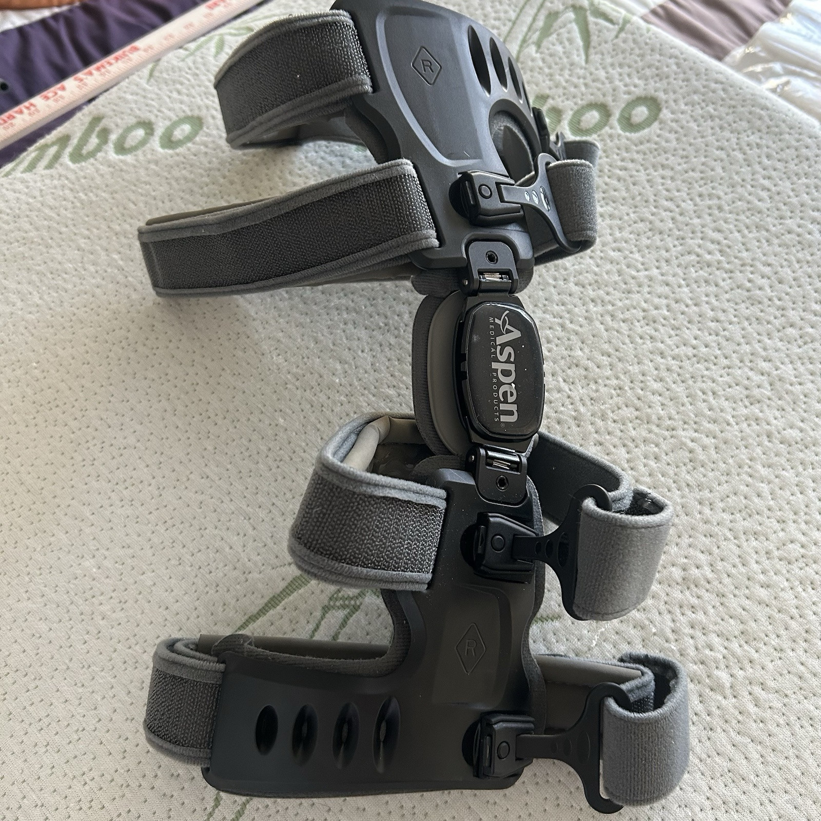 Aspen OA Knee Brace 4 Strap Support Right Knee Adjustable Comfort (NO KEY)
