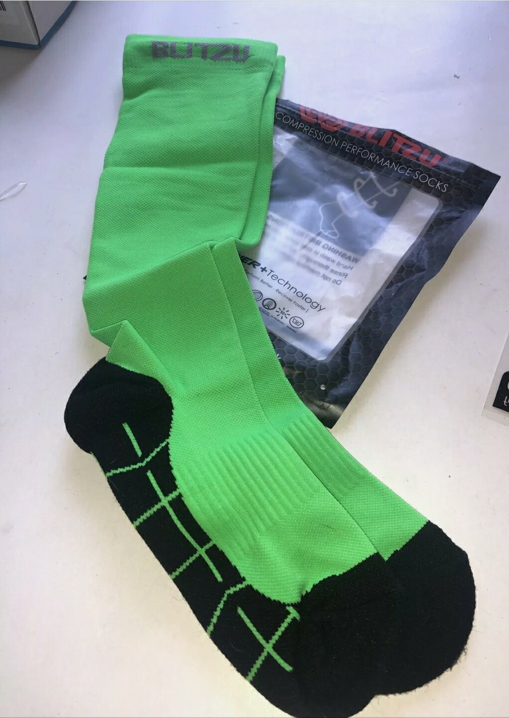 BLITZU Compression Performance Socks Women Neon Green Medium New in Bag