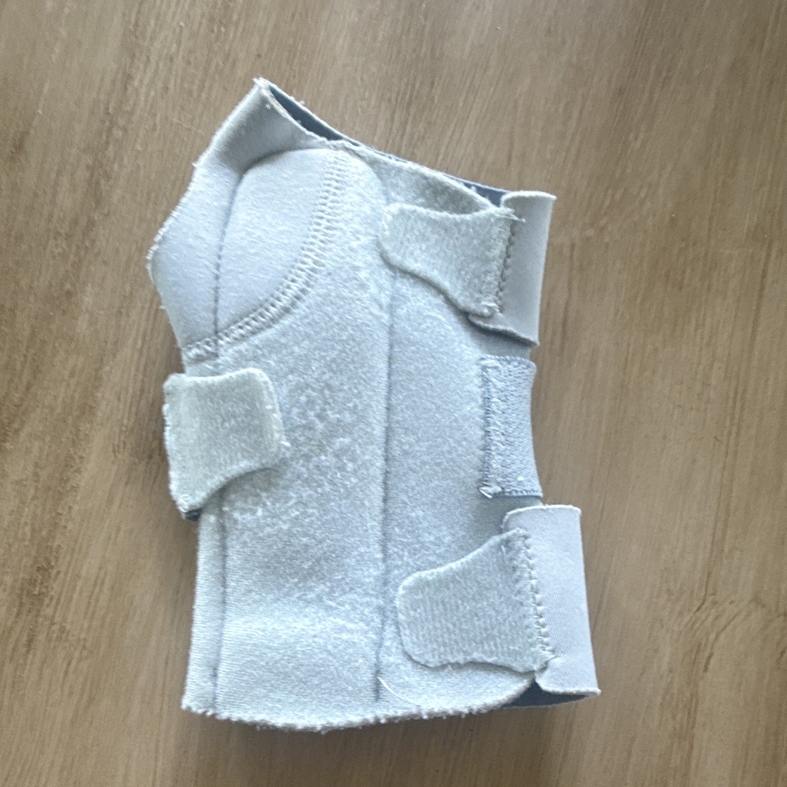 White Adjustable Left Wrist Brace w/ Hook-and-Loop Strap for Carpal Tunnel