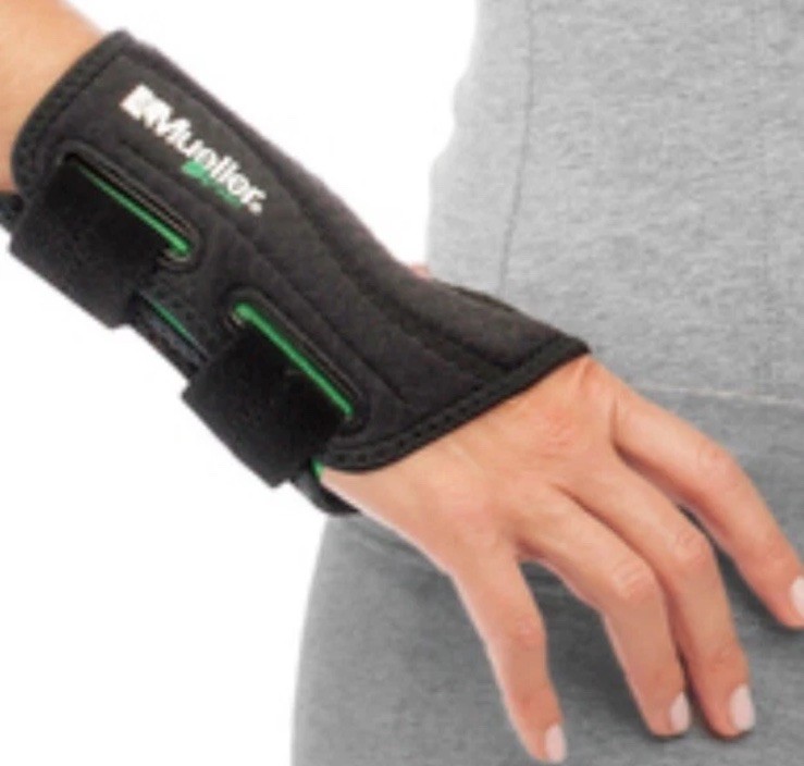 Mueller Sports Medicine Mueller Green Fitted Wrist Brace Left Hand, 0.212 Lb
