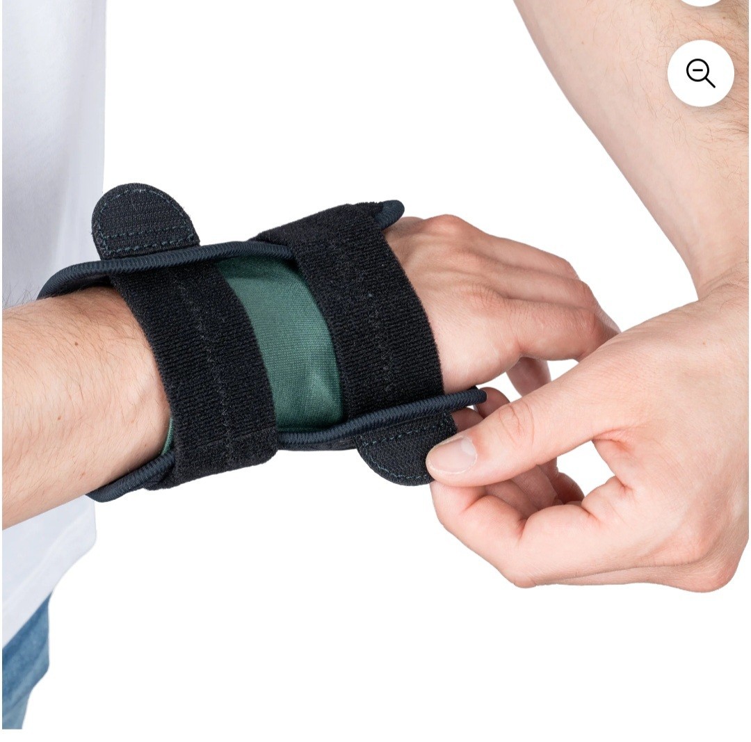 Mueller Sports Medicine Green Right Wrist Brace OSFM Black