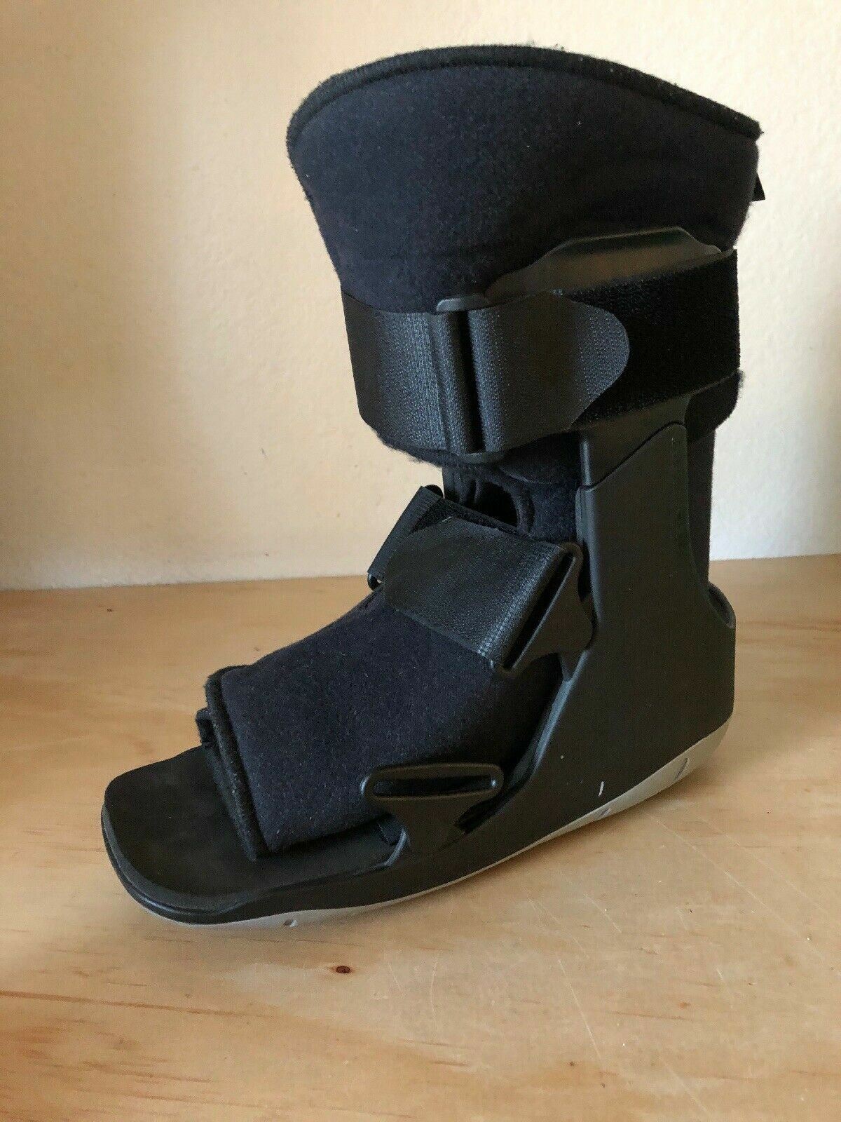 11108 Ovation Medical Pneumatic Shockpod Short Walker Brace Medium Black