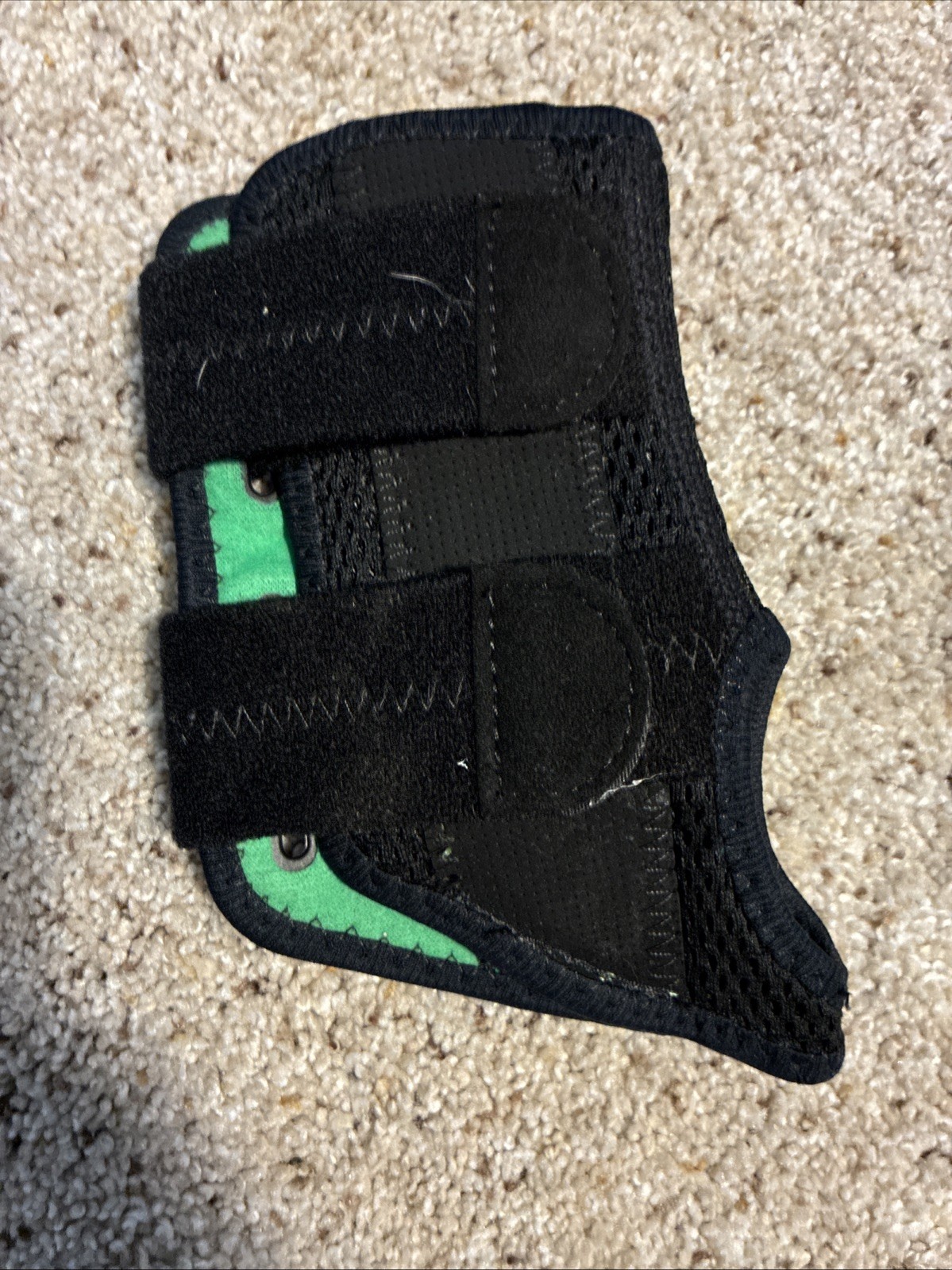 Mueller Green Wrist Brace for Left Hand, Small/Medium with Rigid Inserts