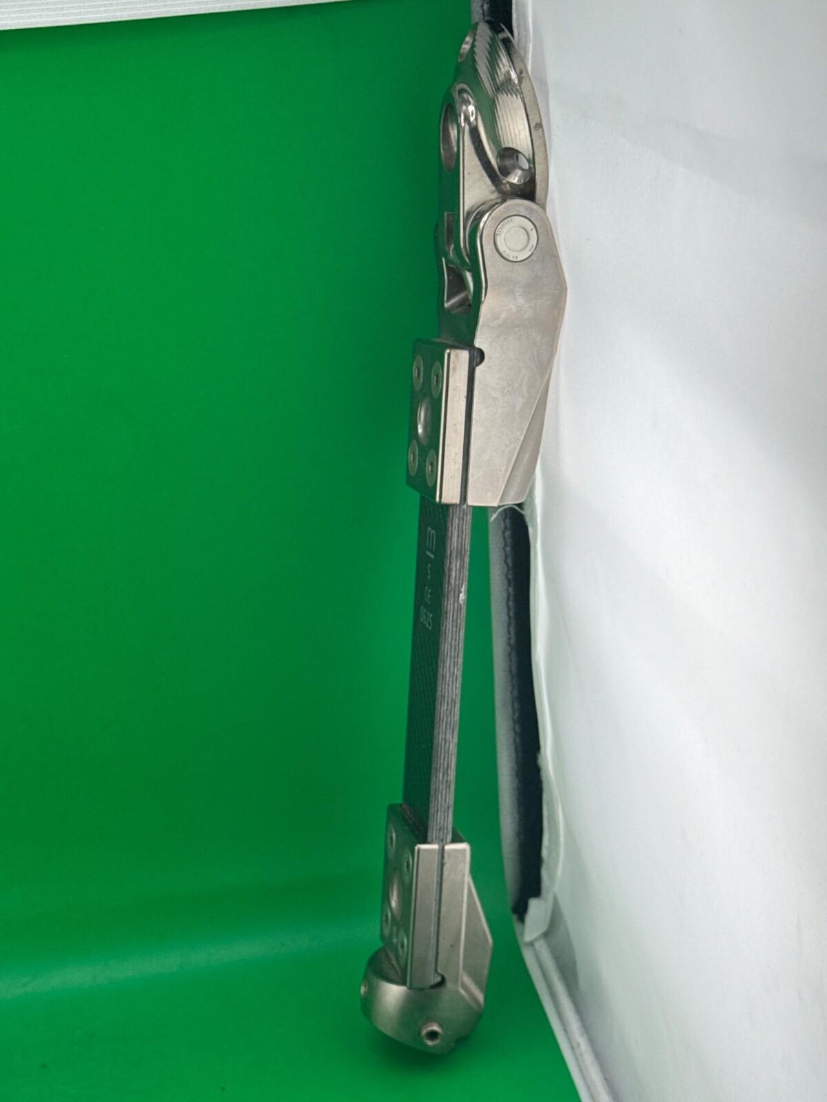 Medi prosthetic hip. Prosthetic external hip.