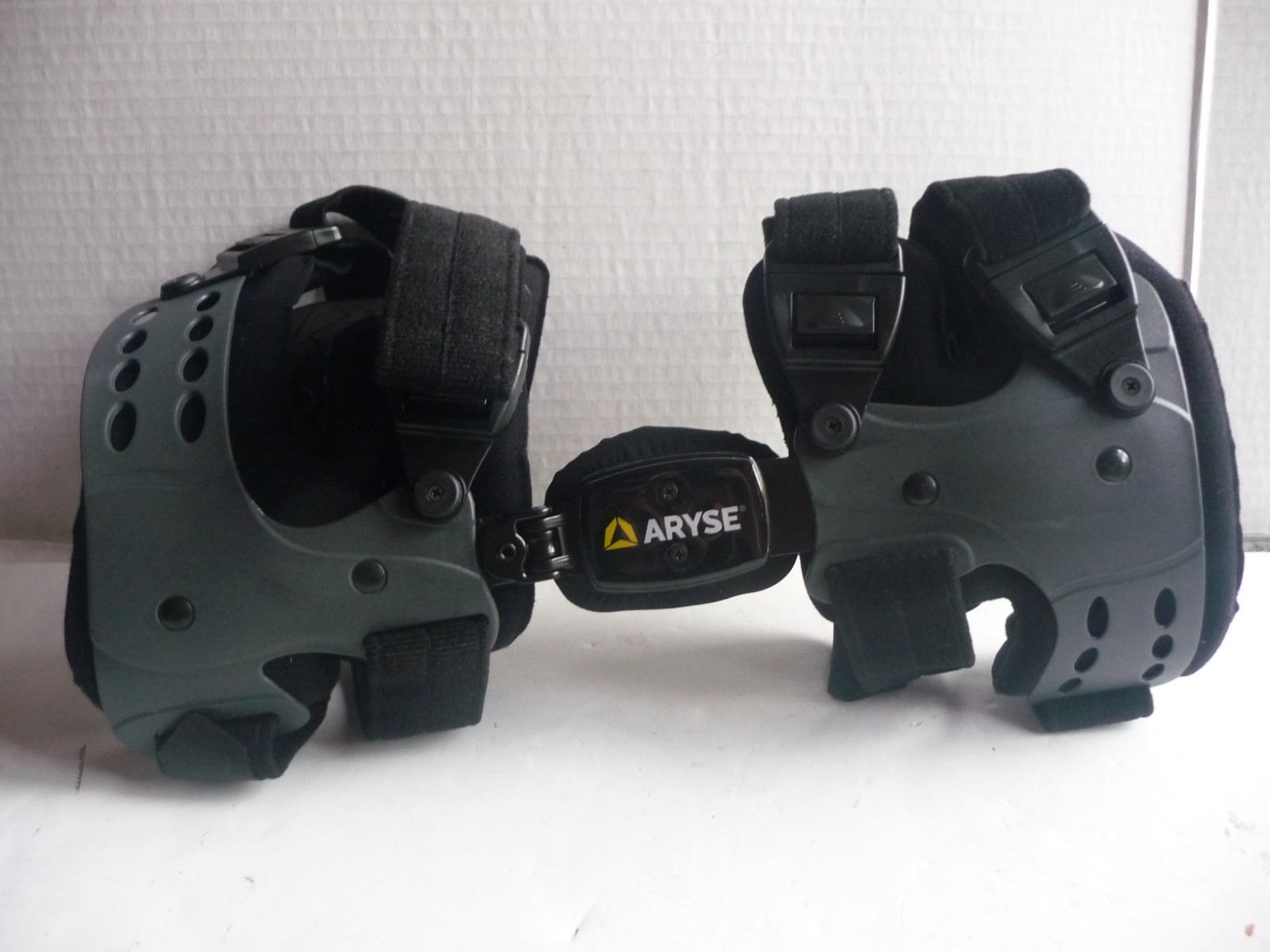 New Aryse AY-43-R OA Adjustable Knee Brace Right – With Tools