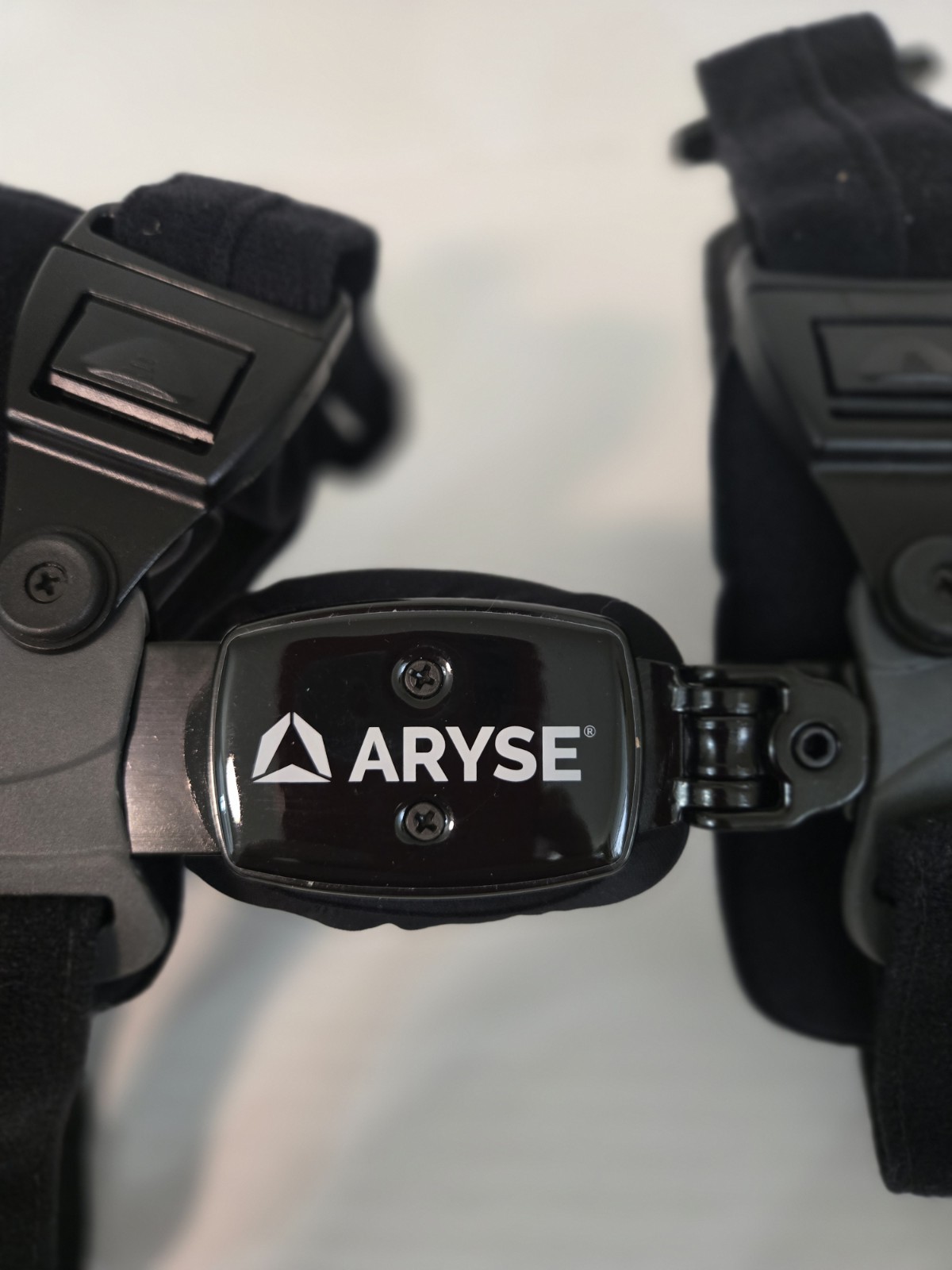 Aryse Universal Metforce OA Knee Brace w/Suspension Sleeve FREE SHIPPING