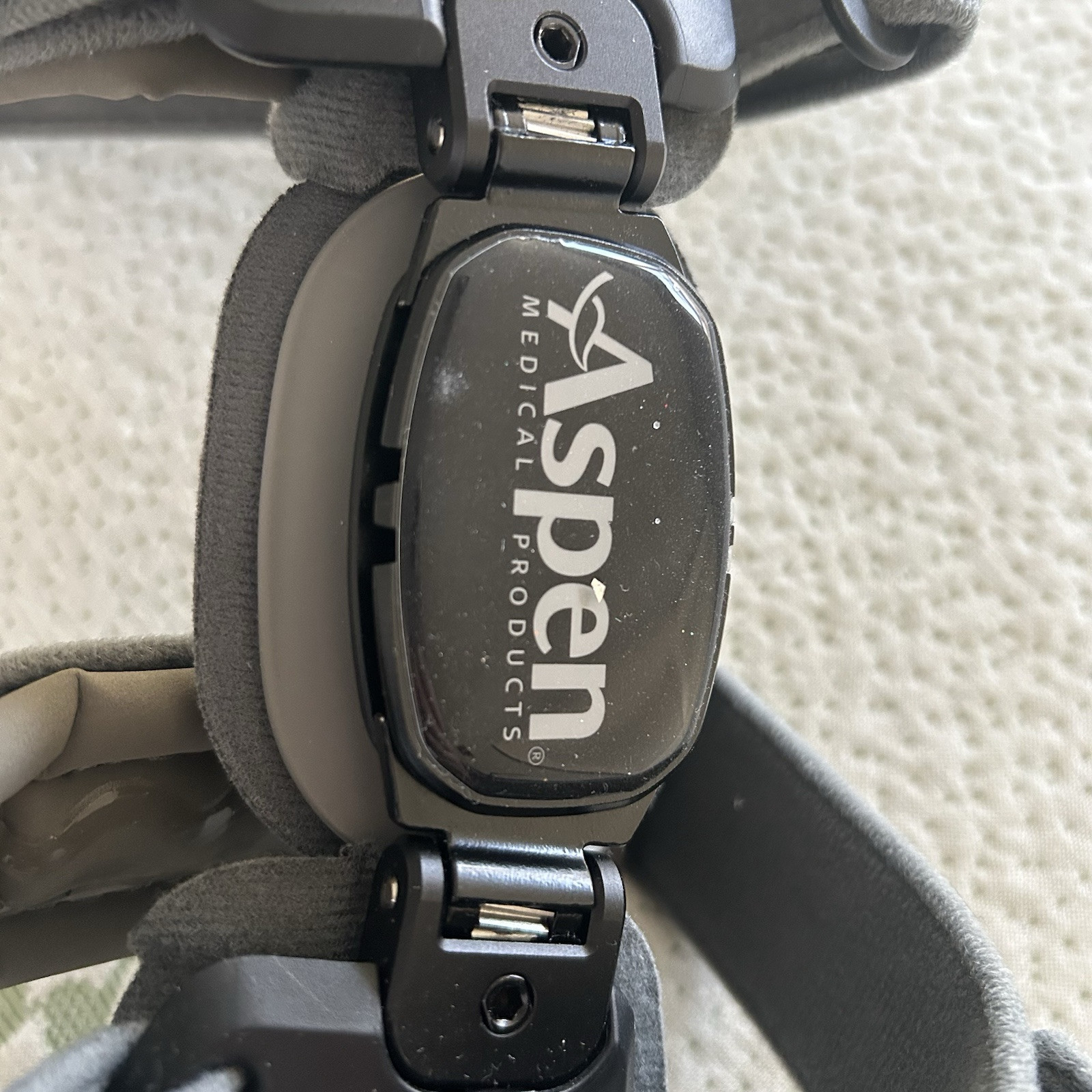 Aspen OA Knee Brace 4 Strap Support Right Knee Adjustable Comfort (NO KEY)