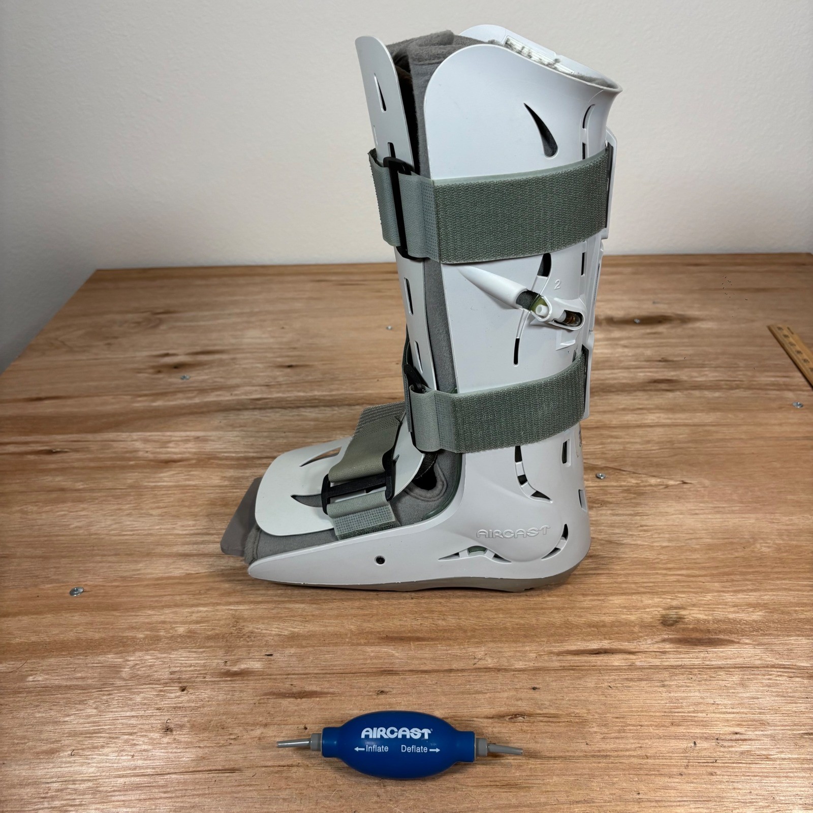 Aircast FP Walker 01F-M Medium Pneumatic Walking Boot Brace with Pump White Gray