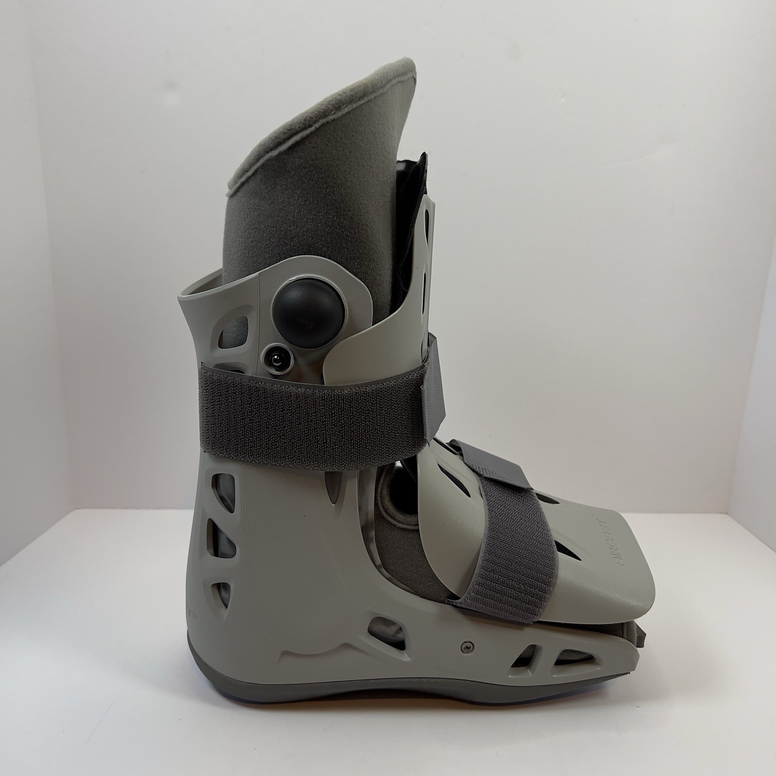 Aircast Softstrike Walking w/ Pump Boot DJO LLC – Size Medium – Air Cast Boot