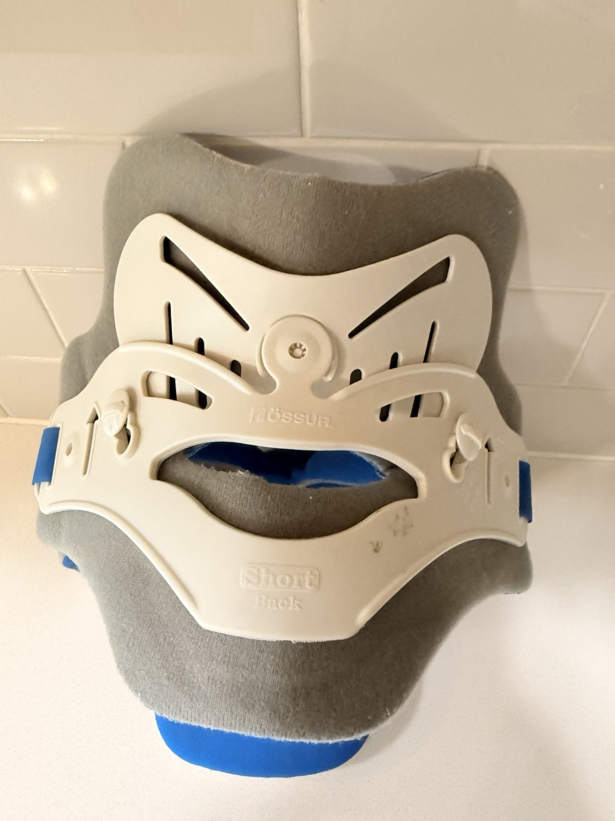 Ossur Miami J Select Cervical Hard Collar, Universal Size MJ-300 + New Pad Set
