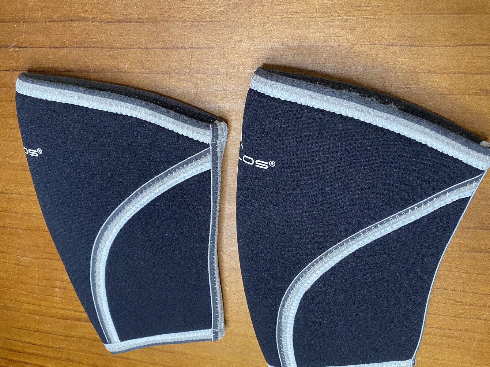 Aeolos Compression Knee Brace Size Small Set of 2
