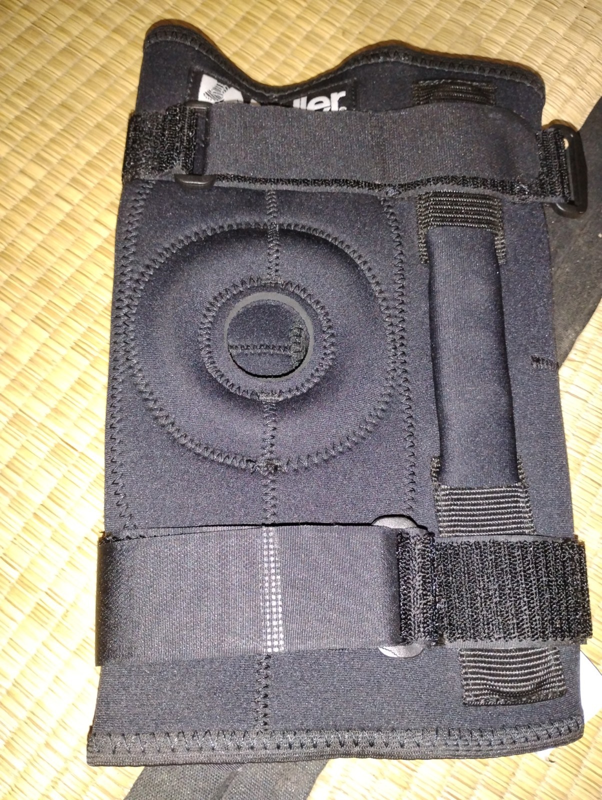 Mueller Stabilizer Knee Brace Sz Large 10″-12″ – 90% neoprene rubber, 10% nylon